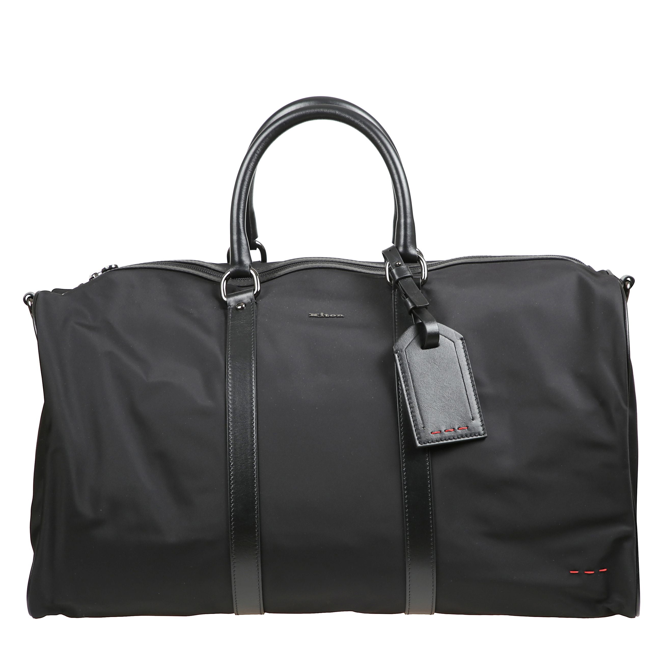 Borsone "gym" realizzato in nylon arricchito da inserti in pelle. questo modello offre una struttura tubolare,  manici in pelle e la tracolla a nastro regolabile impreziosita dal logo assicurano un trasporto comodo e raffinato, apertura principale a zip e