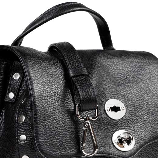 Borsa a mano in pelle con tracolla lavorata artigianalmente in pelle martellata, la borsetta Ã¨ dotata di tracolla regolabile in pelle che permette di portarla anche a spalla. il modello Ã¨ foderato internamente e completato da una comoda tasca interna.