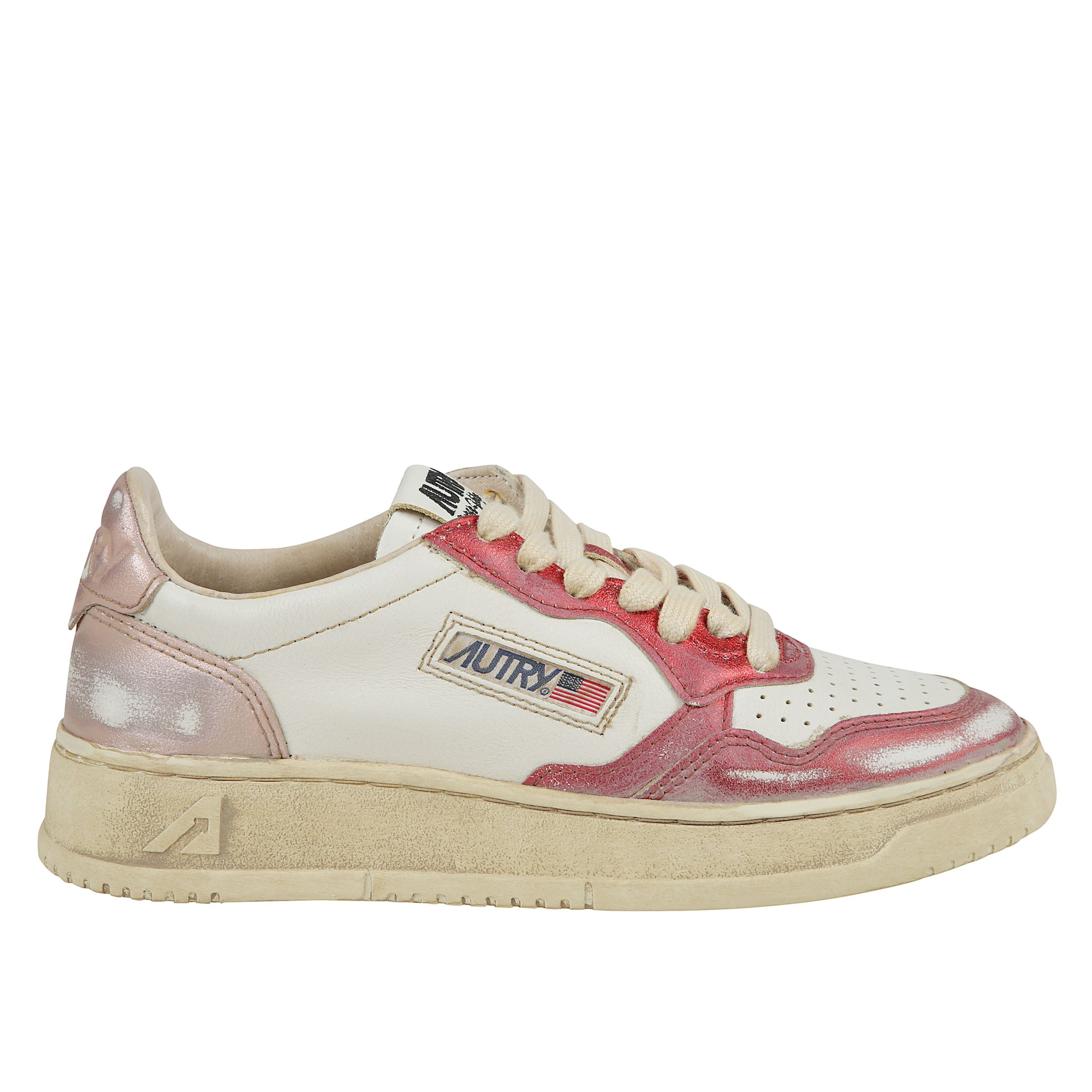 La sneakers medalist super vintage Ã¨ realizzata in pelle morbida dal look vissuto che combina pelle bianca e tonalitÃ  rosso e rosa metallizzati. l'inserto laterale cattura l'attenzione sul caratteristico logo autry. il trattamento esclusivo utilizzato p