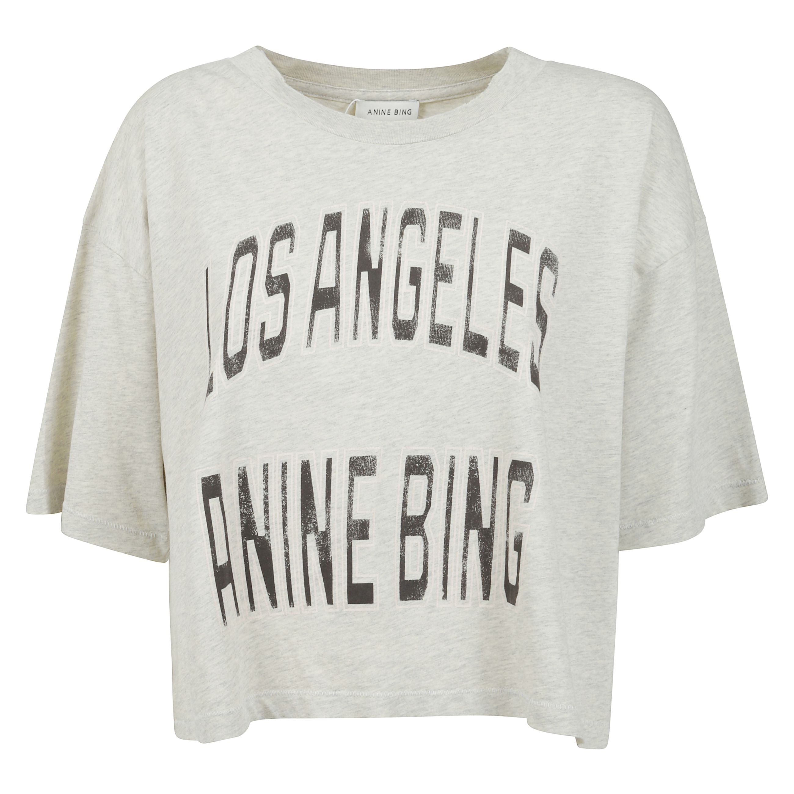 T-shirt in cotone di peso medio, caratterizzata da una silhouette boxy e corta. il design Ã¨ ispirato allo stile varsity con branding a contrasto, mentre i dettagli distressed su scollo, maniche e orlo conferiscono un effetto vissuto autentico. le spalle 