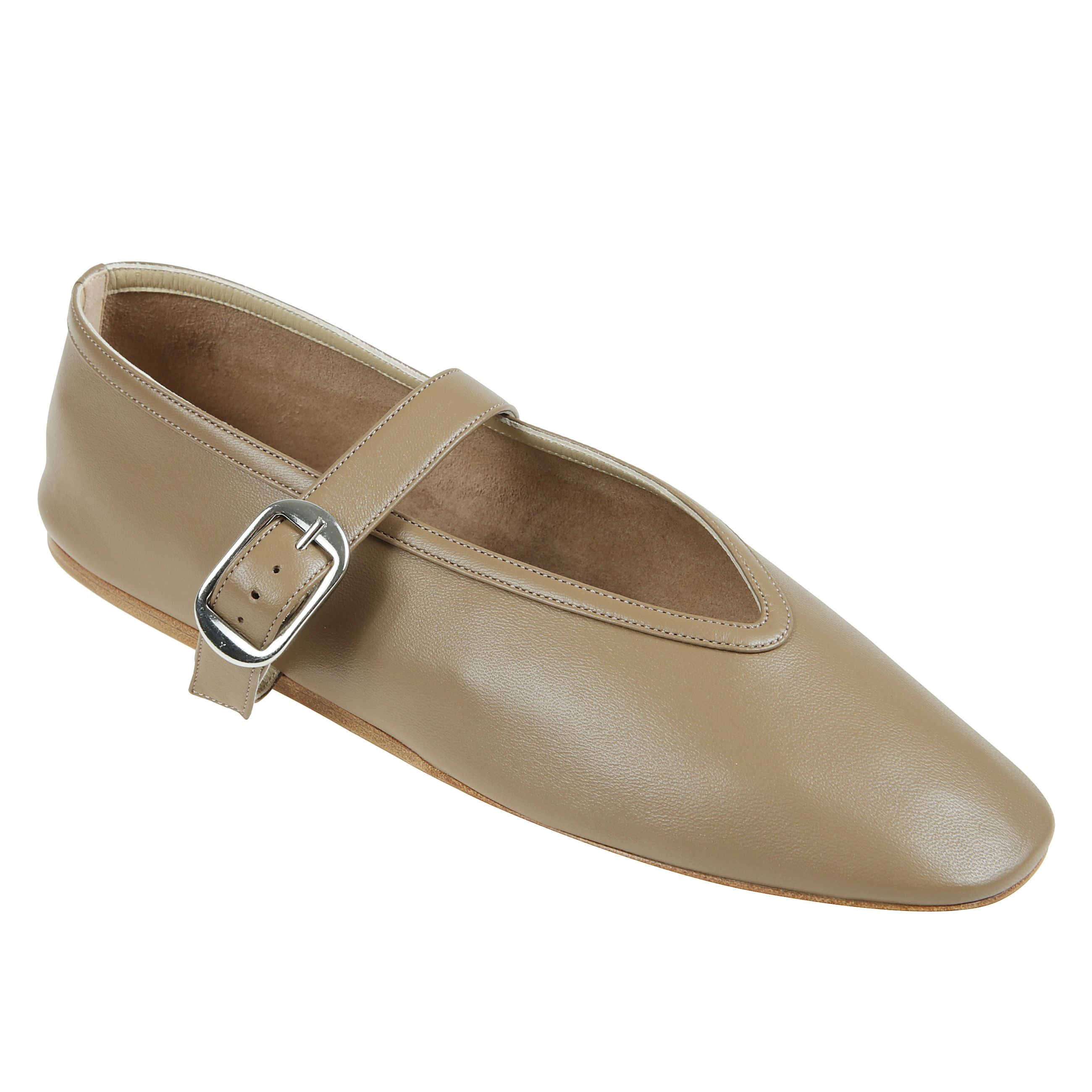 Le ballerine stella in pelle di le monde beryl sono un perfetto equilibrio tra eleganza e comfort. la suola piatta garantisce una camminata comoda, mentre la punta smussata conferisce un design raffinato e delicato. la chiusura superiore con cinturino reg