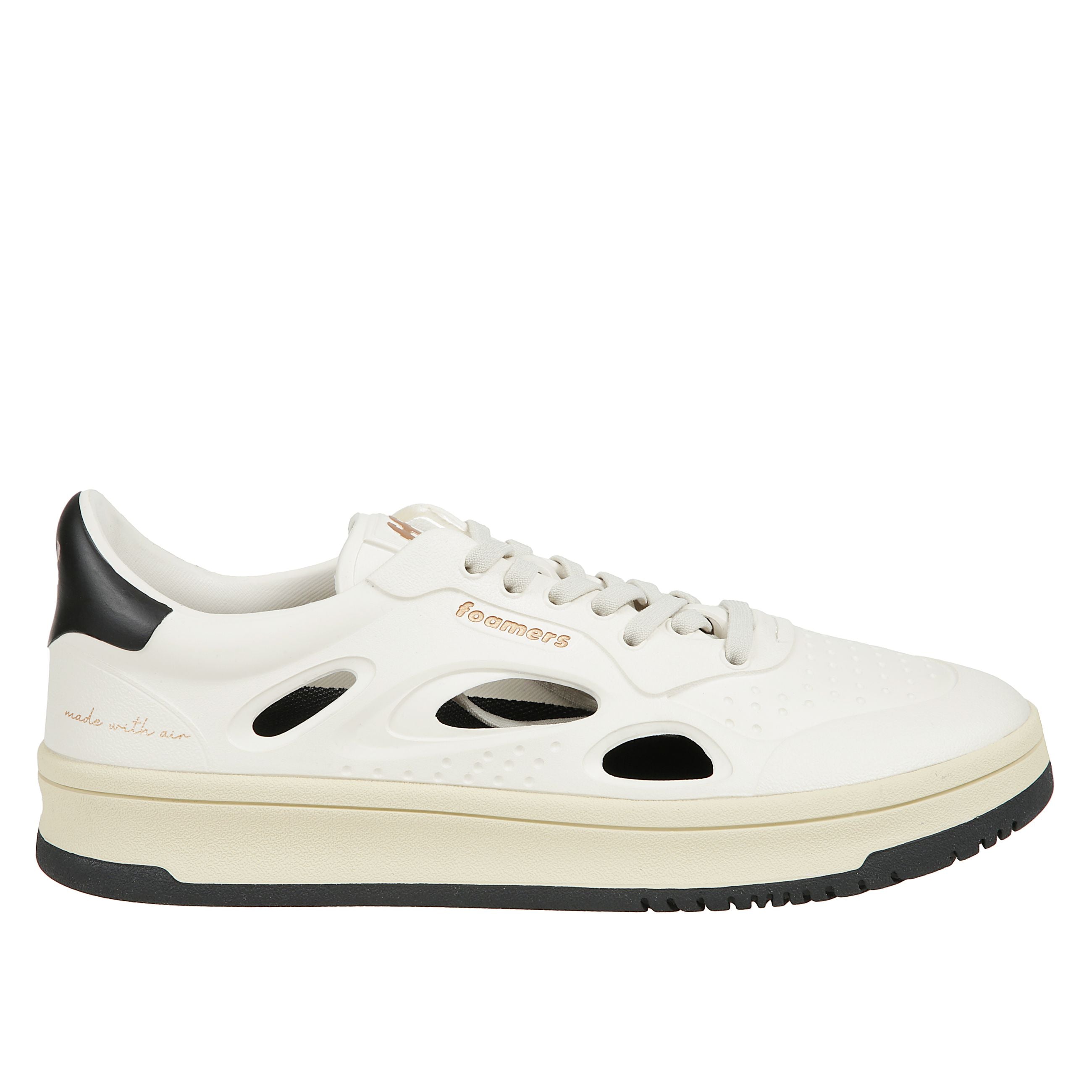 Sneakers foamers presentano la tomaia in pelle, la suola in gomma e il logo del brand sulla linguetta, sulla parte laterale e sul tallone, caratterizzate da un design innovativo con fori o aperture sui lati