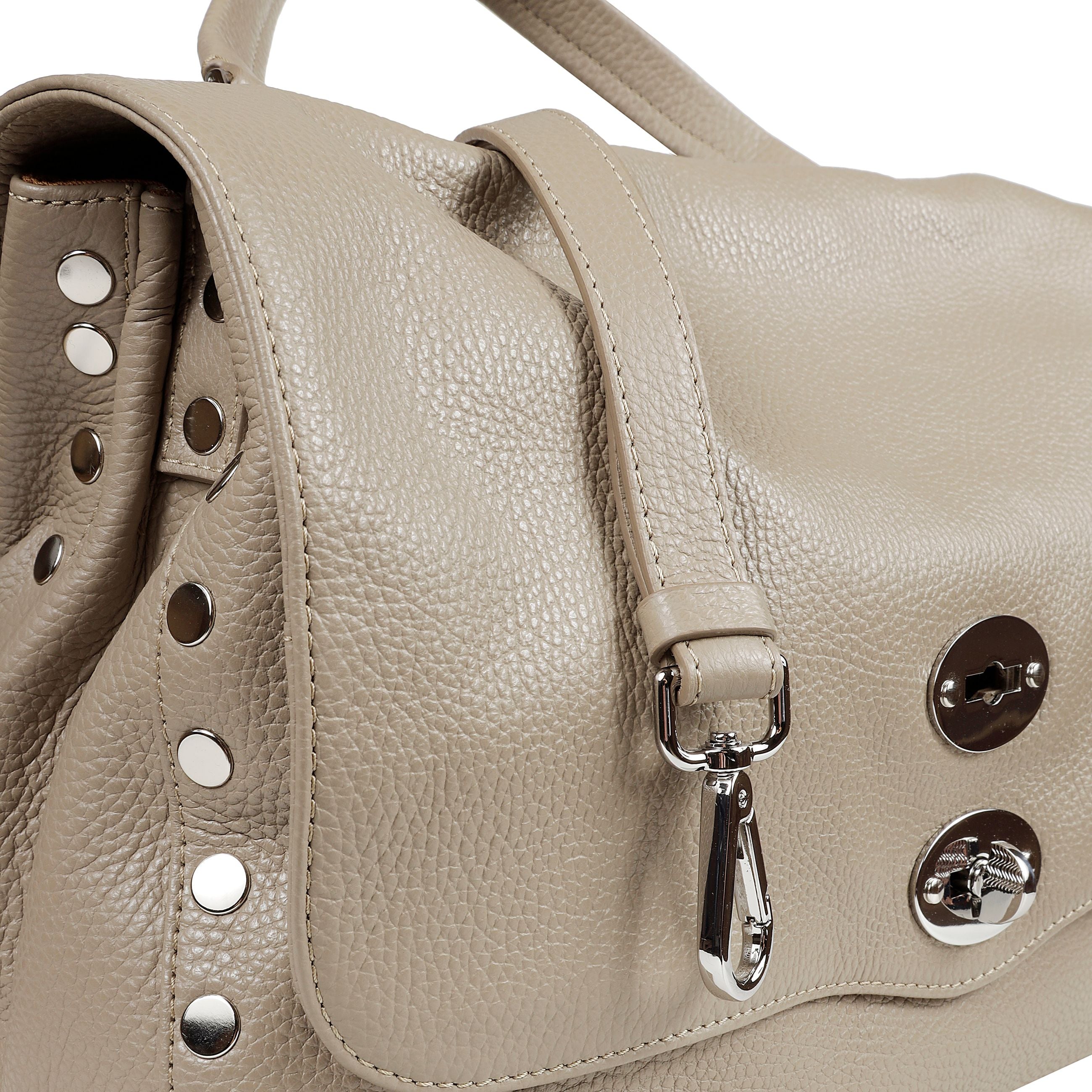 Borsa a mano in pelle con tracolla realizzata in pelle martellata, morbida ma estremamente resistente. la silhouette Ã¨ illuminata dalla doppia chiusura a girello e dalle borchie laterali. lo spazio interno foderato Ã¨ dotato di una pratica tasca. grazie 