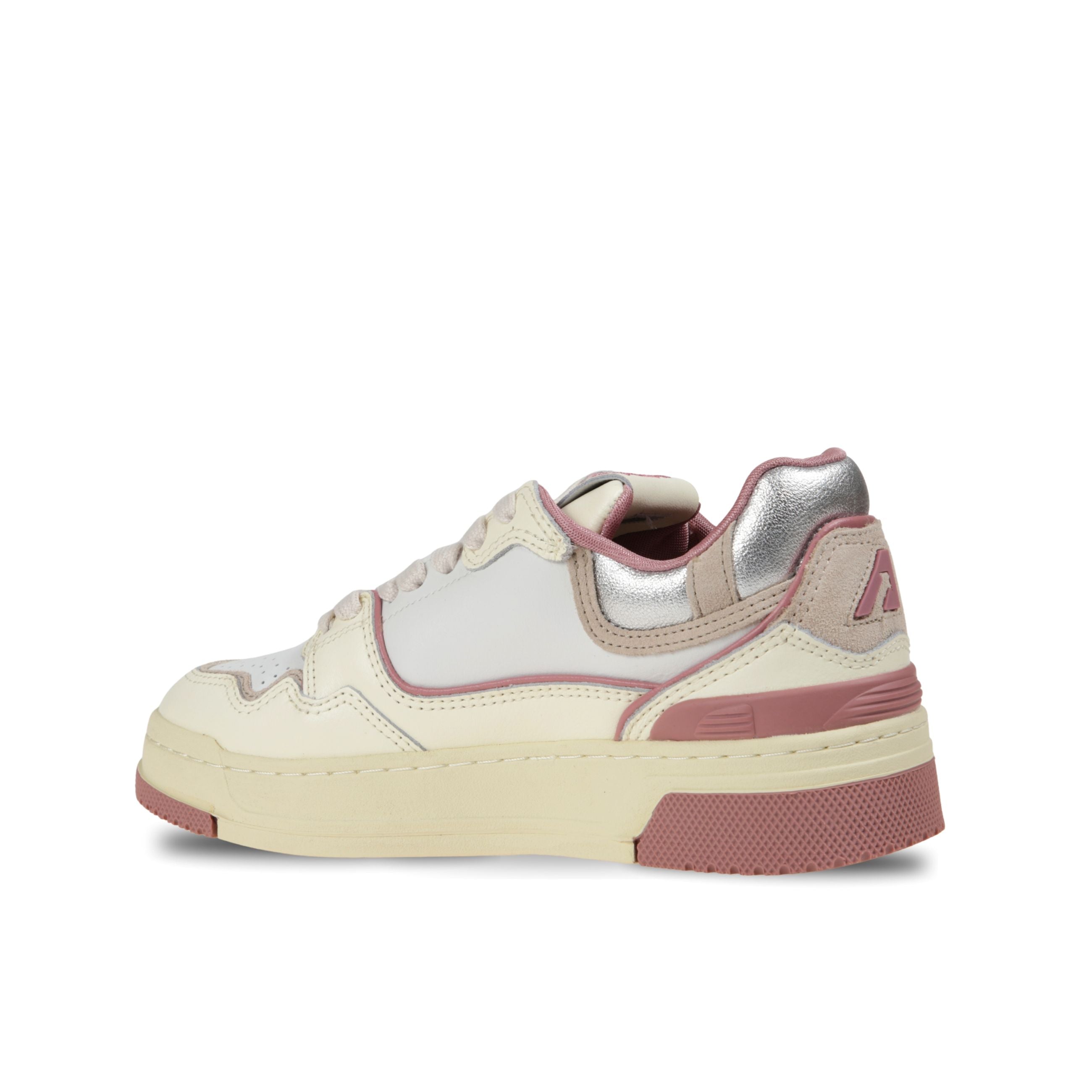 Sneakers autry "clc low". design con vari inserti in pelle e profili in rosa. microfori sul davanti. talloncino in pelle metallizzata color argento.