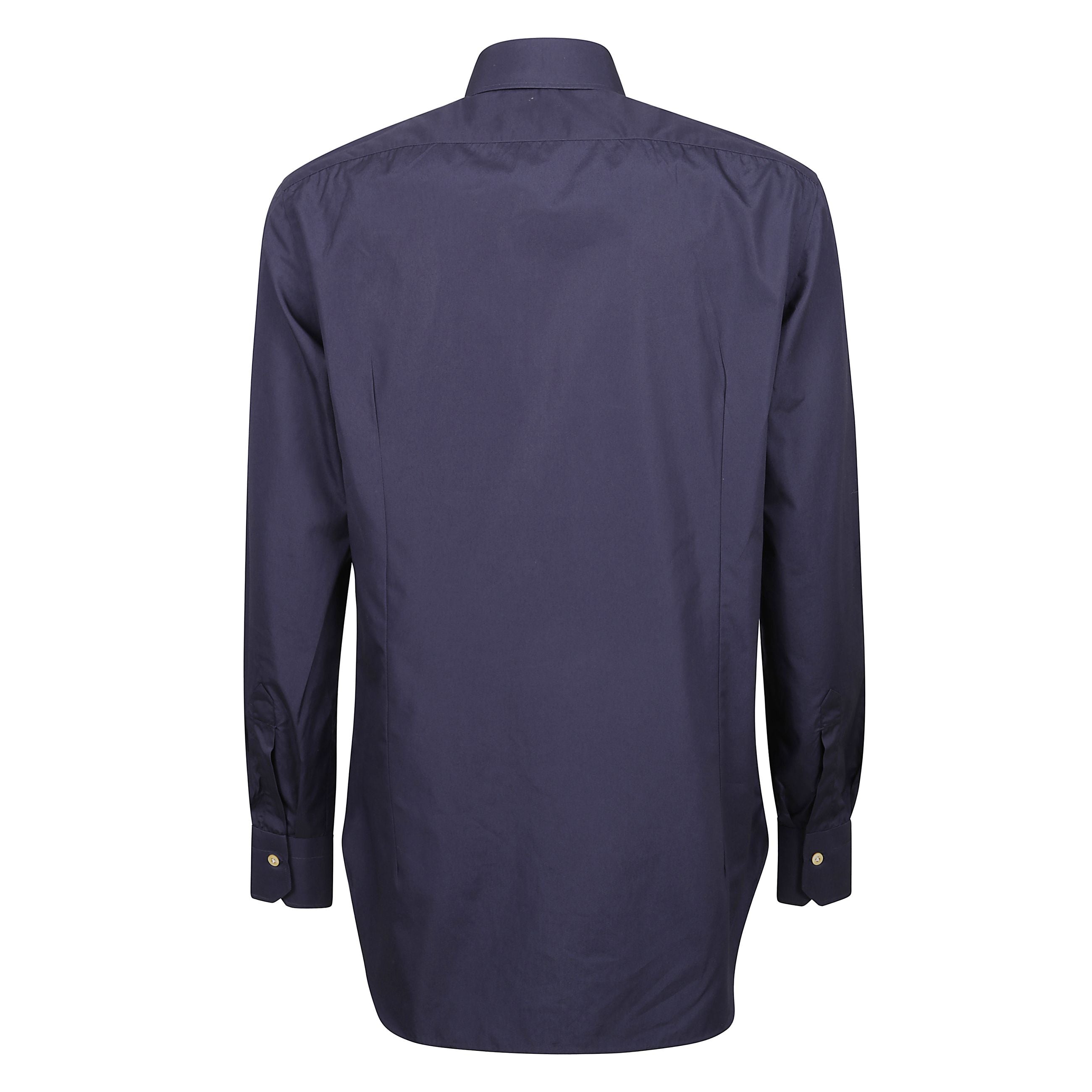 Camicia regular fit con collo francese, abbottonatura sul davanti.