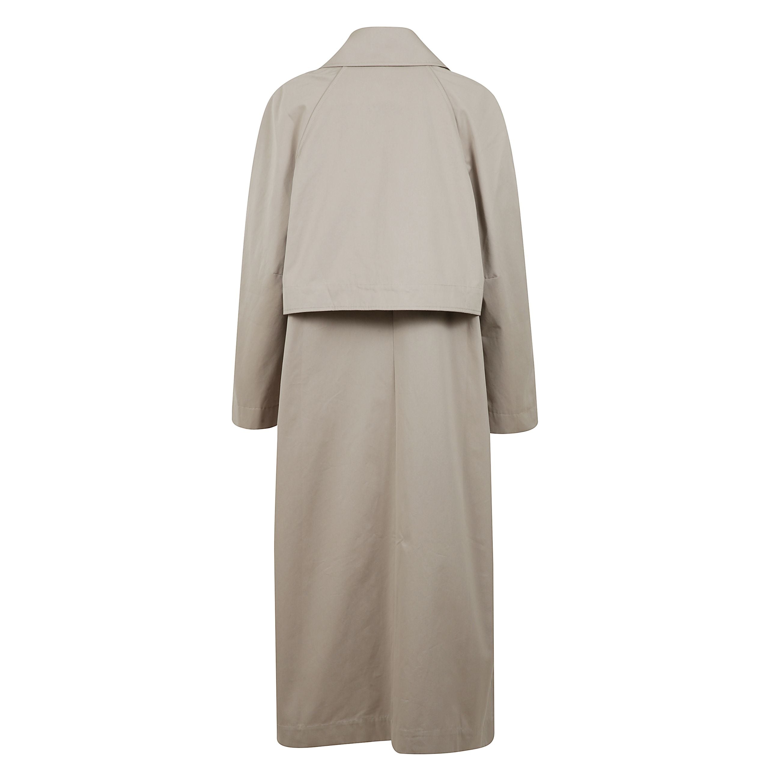 Trench beige con chiusura doppiopetto con bottoni, due tasche diagonali laterali e pattina frangivento.