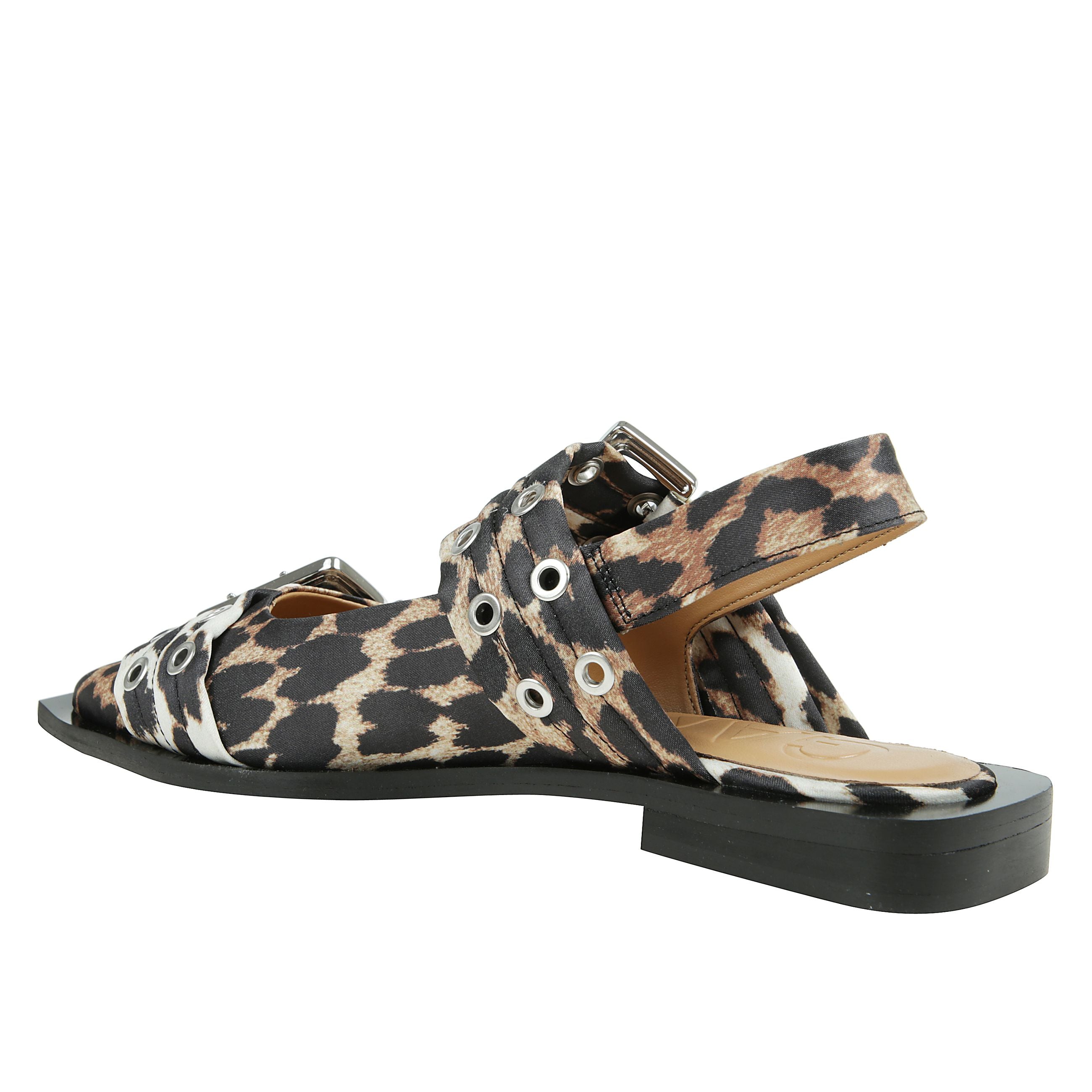 Questi leopard satin femminile fibbia ballerine dispongono slingback cinghie e una punta appuntita. le scarpe hanno due fibbie color argento con occhielli abbinati e un tacco nero quadrato.