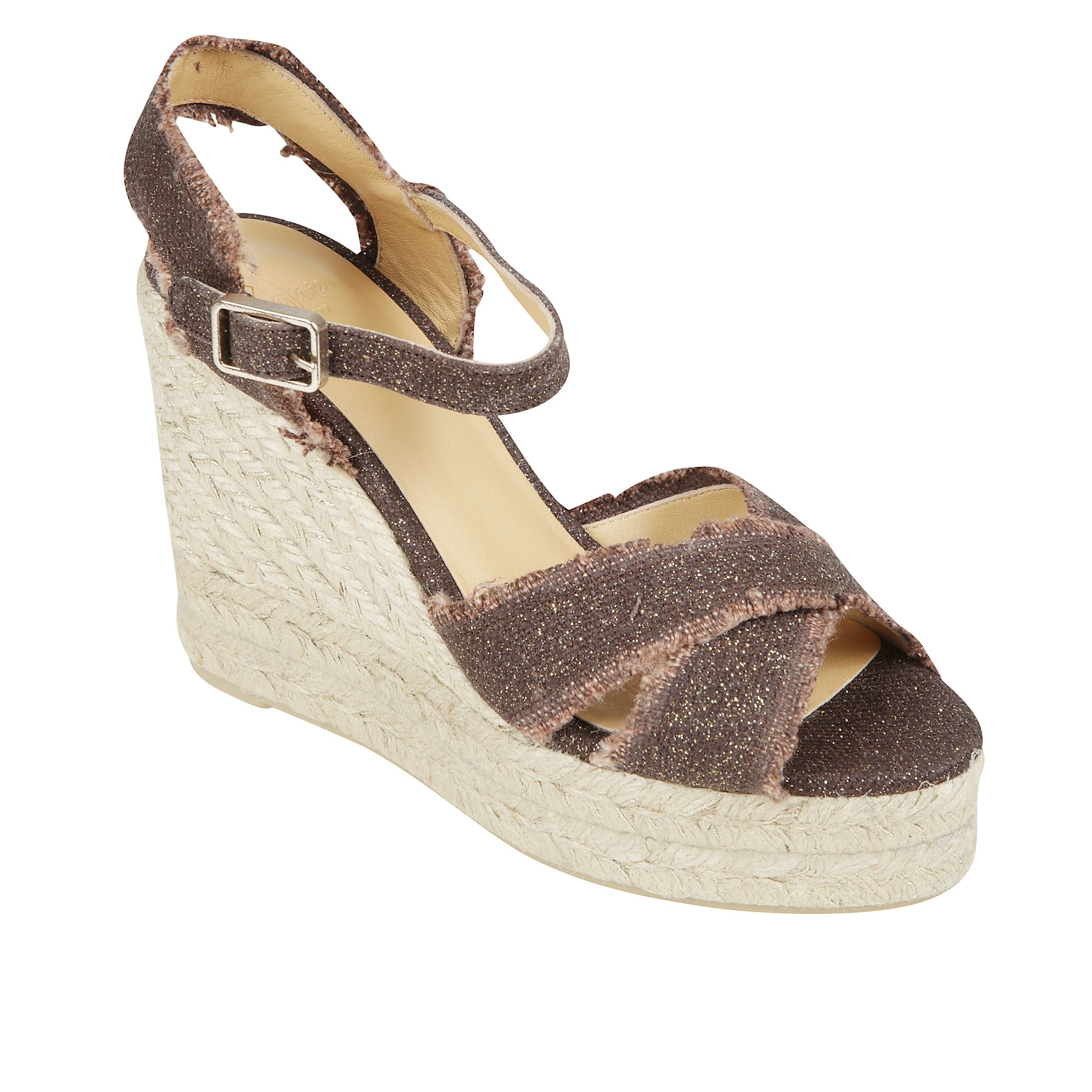 Sandalo bromelia in lino metallizzato con taglio incrociato e un vivace effetto sfrangiato. chiusura a cinturino, soletta imbottita e zeppa in juta e lurex di 11 cm con doppio plateau.