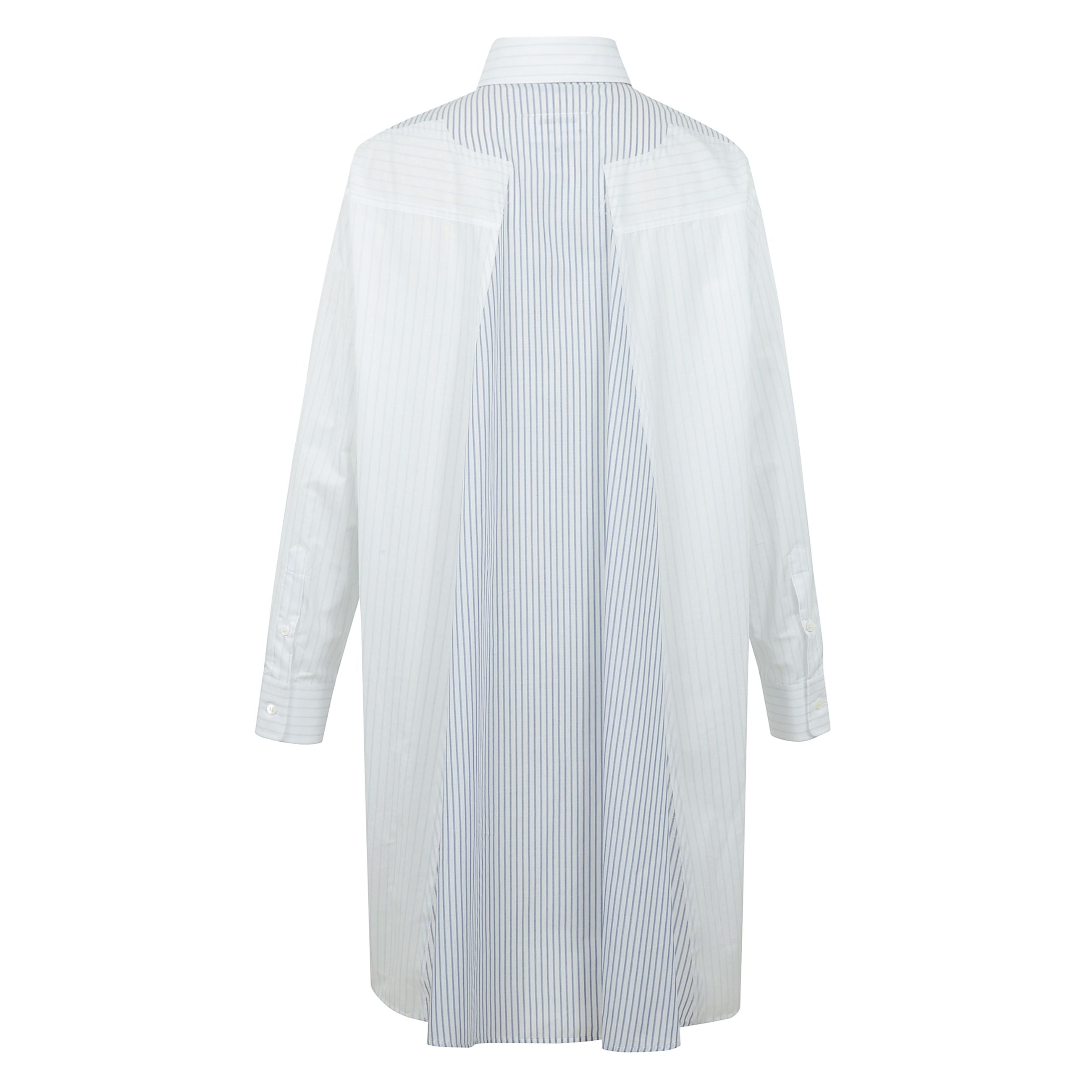 Abito camicia a righe con asola sul davanti, logo della firma numerata e colletto classico