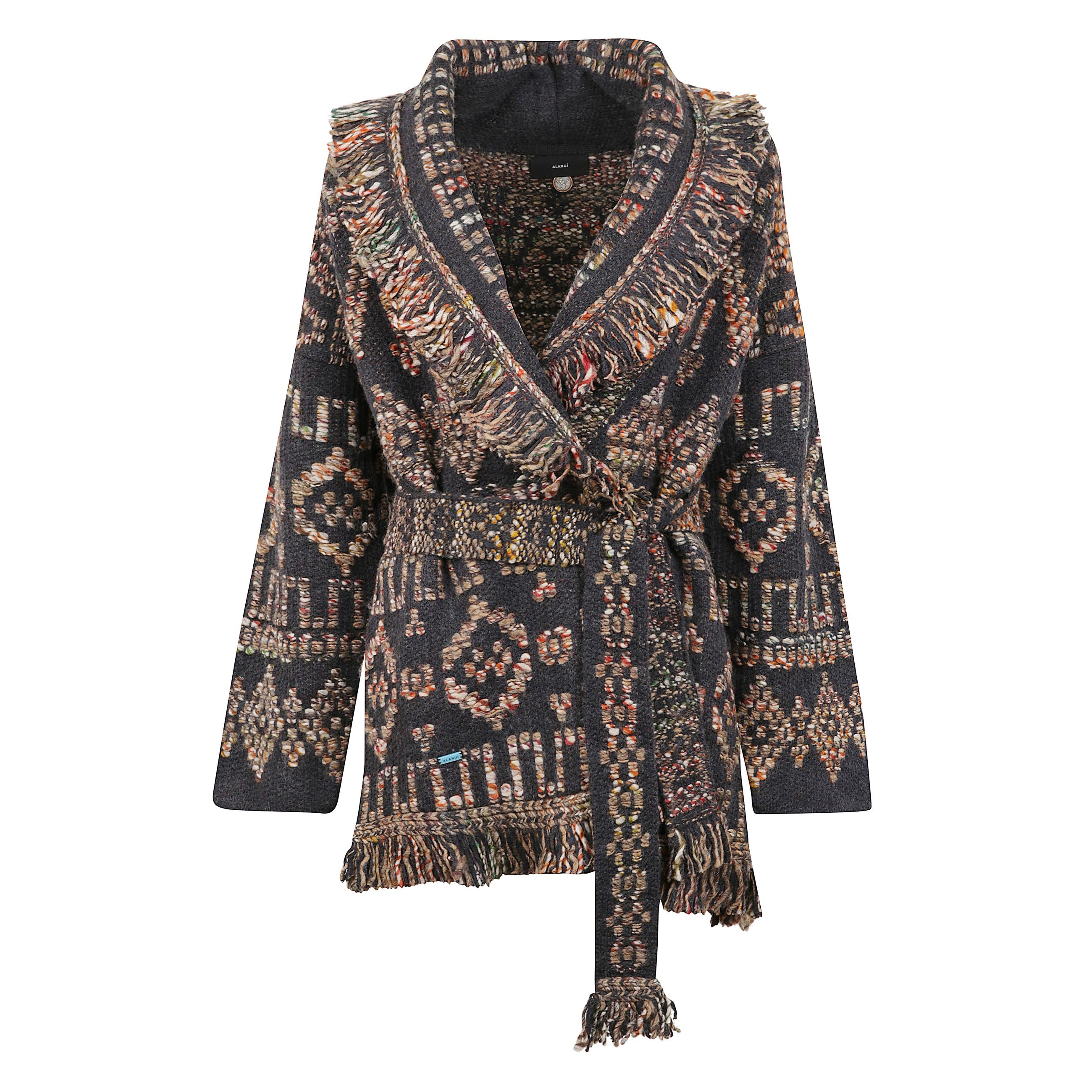 Cardigan lungo in lana con chiusura con cinta in vita. motivo geometrico in maglia a trama ricamato. frange decorative multicolor lungo i bordi.