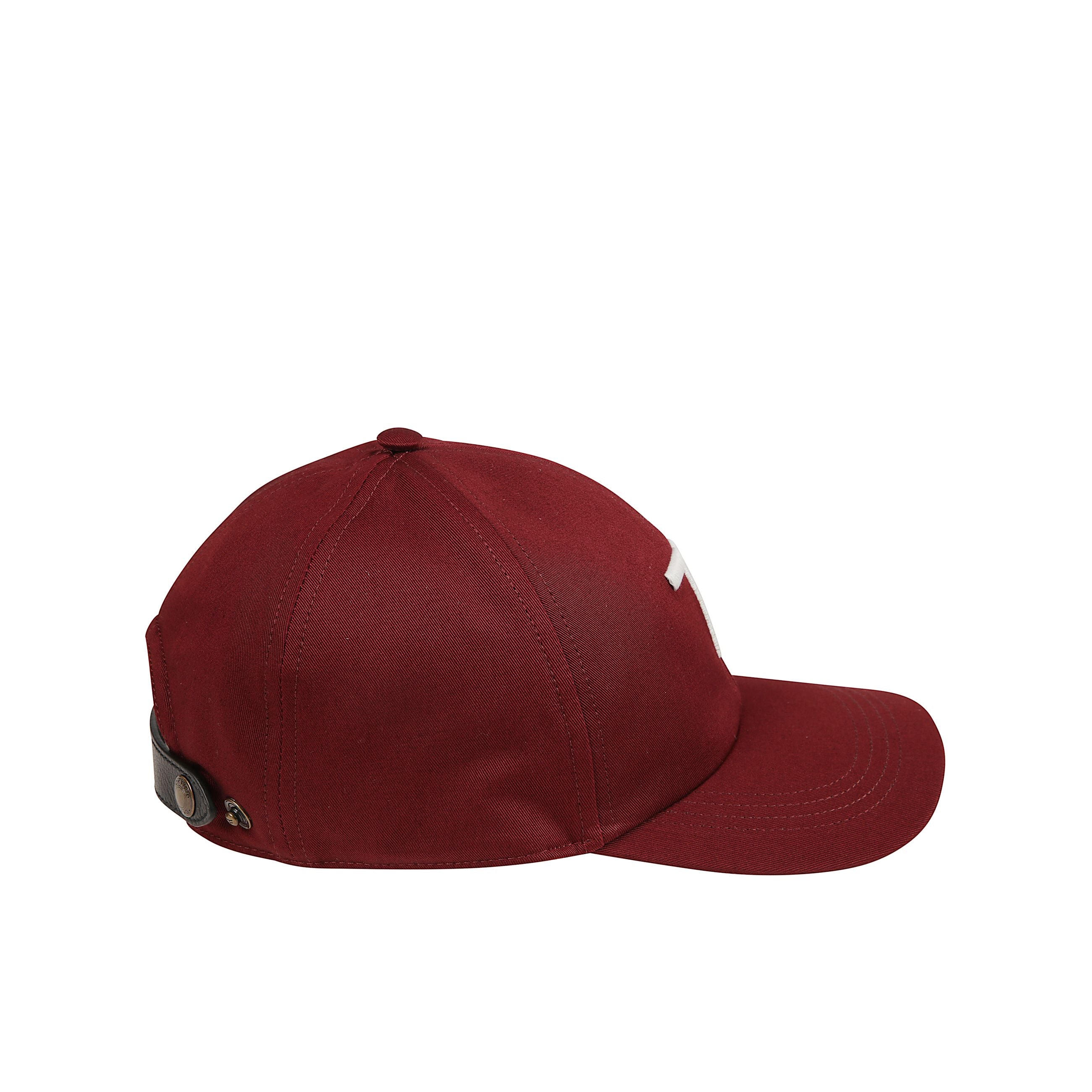 Cappello da baseball in cotone con interno foderato. ricamo frontale a contrasto con le monogramma tf. cinturino regolabile in pelle con firma del brand tom ford laminata.
