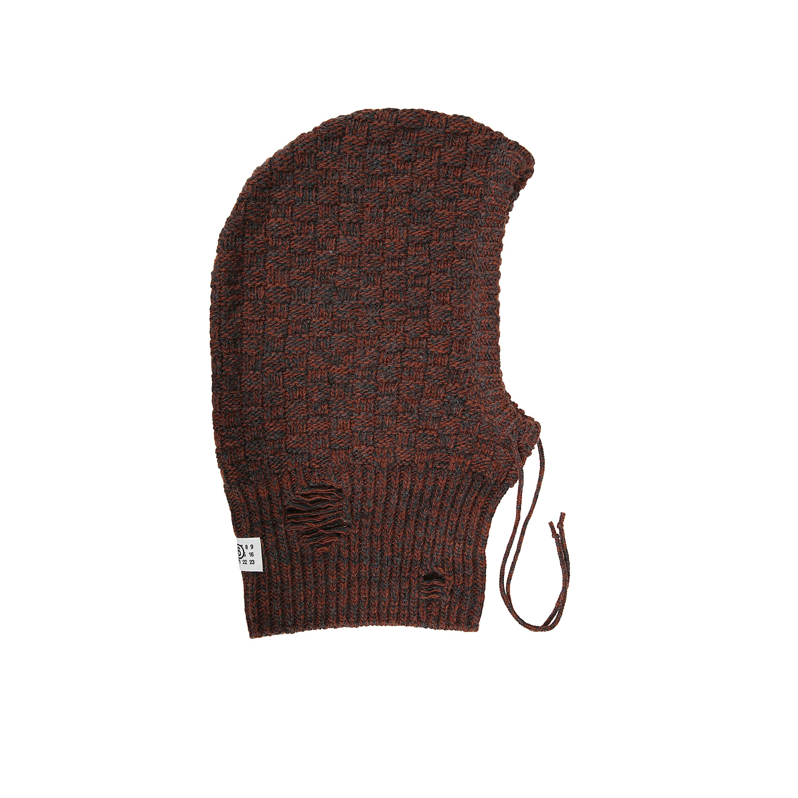 Balaclava in lana vergine a maglia waffle strutturata, con colletto a coste, lunghe coulisse in maglia e etichetta numerica cucita sul retro.