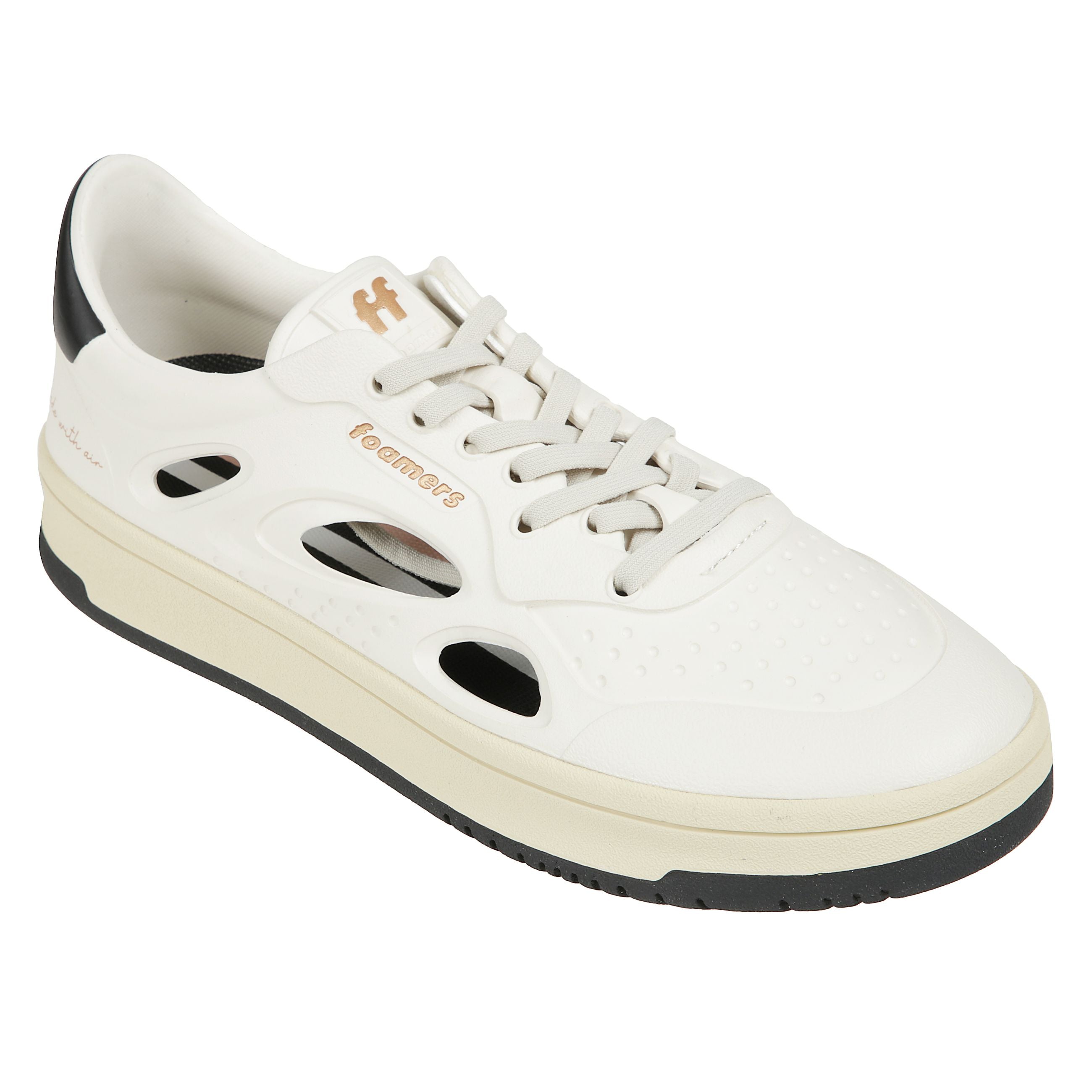 Sneakers foamers presentano la tomaia in pelle, la suola in gomma e il logo del brand sulla linguetta, sulla parte laterale e sul tallone, caratterizzate da un design innovativo con fori o aperture sui lati