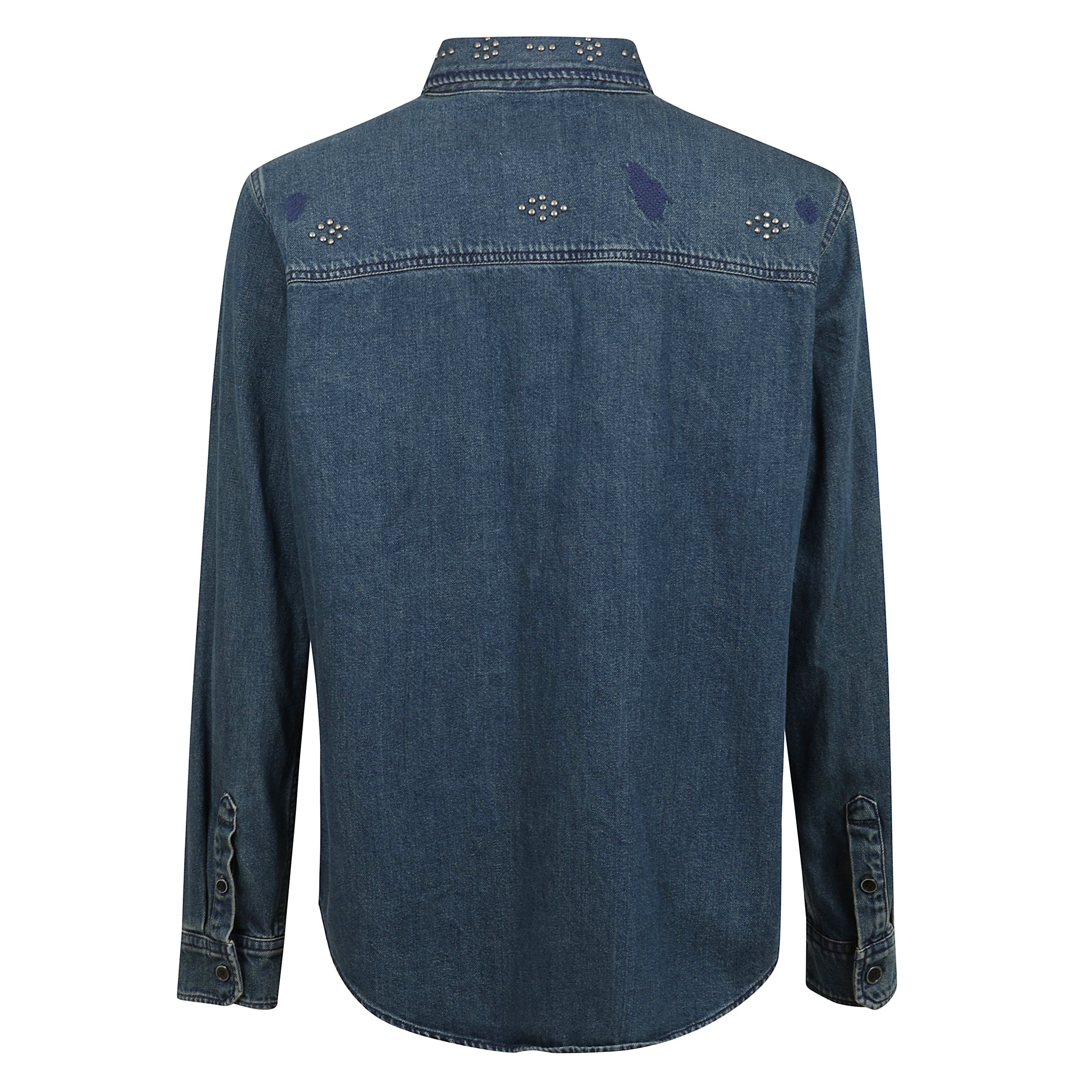 Camicia osco con chiusura frontale con bottoni,
due tasche con patta sul petto, decorazione con borchie
e motivo con ricamo