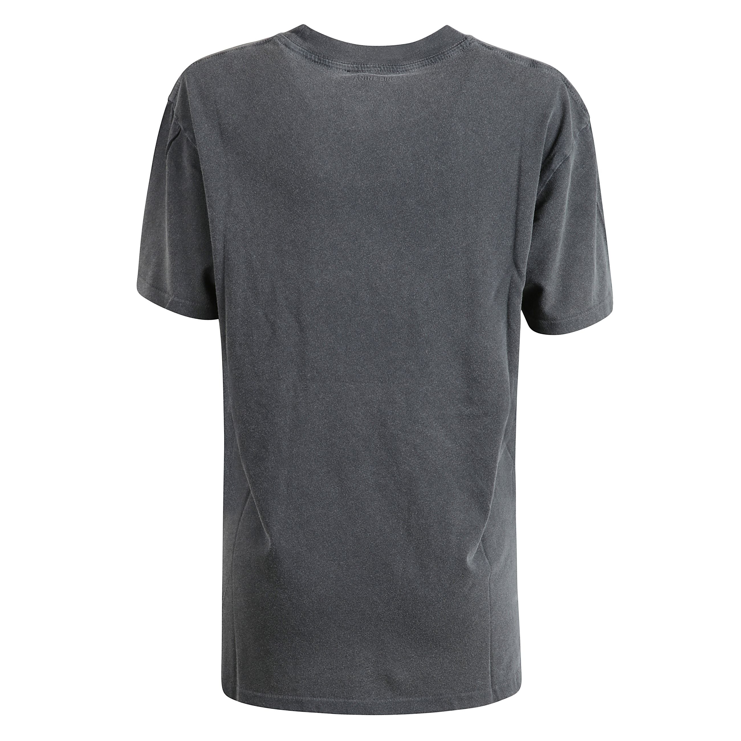 Abbracciando un'estetica audace, la t-shirt anine bing lili presenta una grafica a aquila a contrasto sul davanti, insieme al marchio iconico, elevando questa morbida maglietta di cotone. la finitura lavata aggiunge al vintage, retrÃ² sensazione, aggiunge