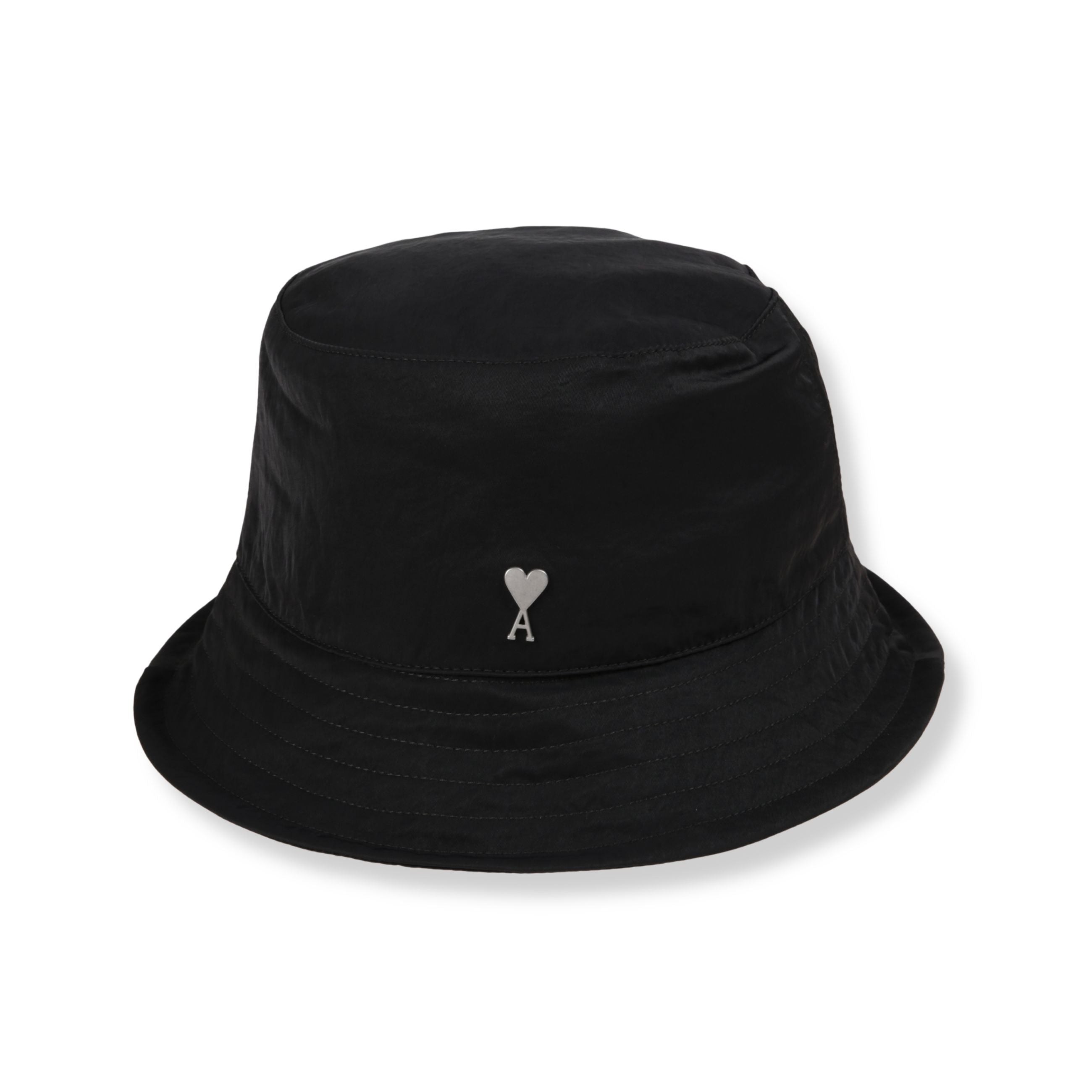 Cappello bucket ami paris. design in nylon con cuciture a vista. logo del brand sulla parte frontale.