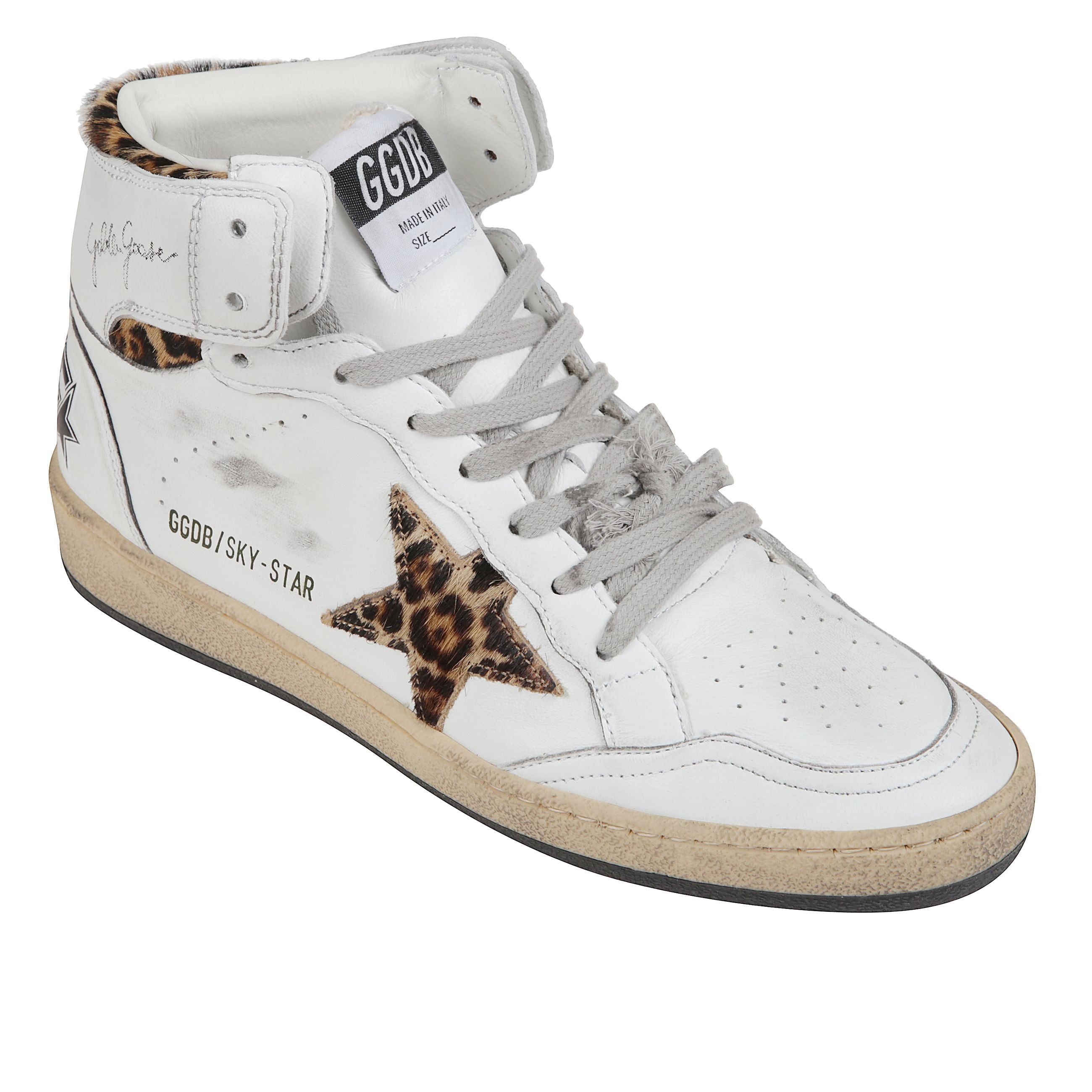 Sneaker high-top da donna ispirate ai college americani e al basket anni ottanta. realizzate in nappa bianca con inserti in cavallino leopardato, presentano il logo sul colletto della caviglia. lacci grigio ghiaccio, suola in gomma.
