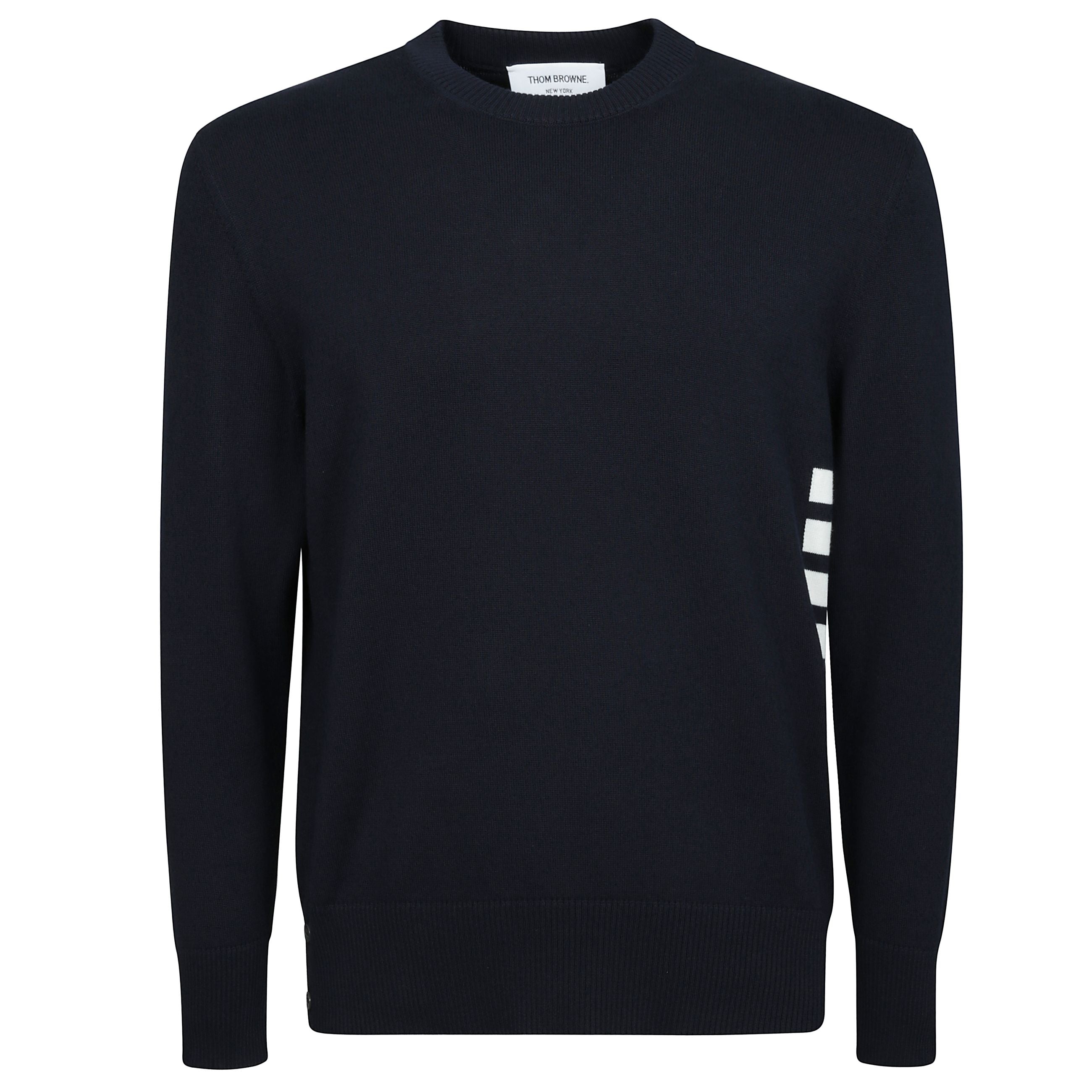 Una silhouette classica progettata per l'uso quotidiano. vestita con firma grosgrain trim ai polsini e prese d'aria laterali.
prese d'aria laterali abbottonate con firma striped grosgrain trim con polsini abbottonati con firma striped grosgrain trim e fir