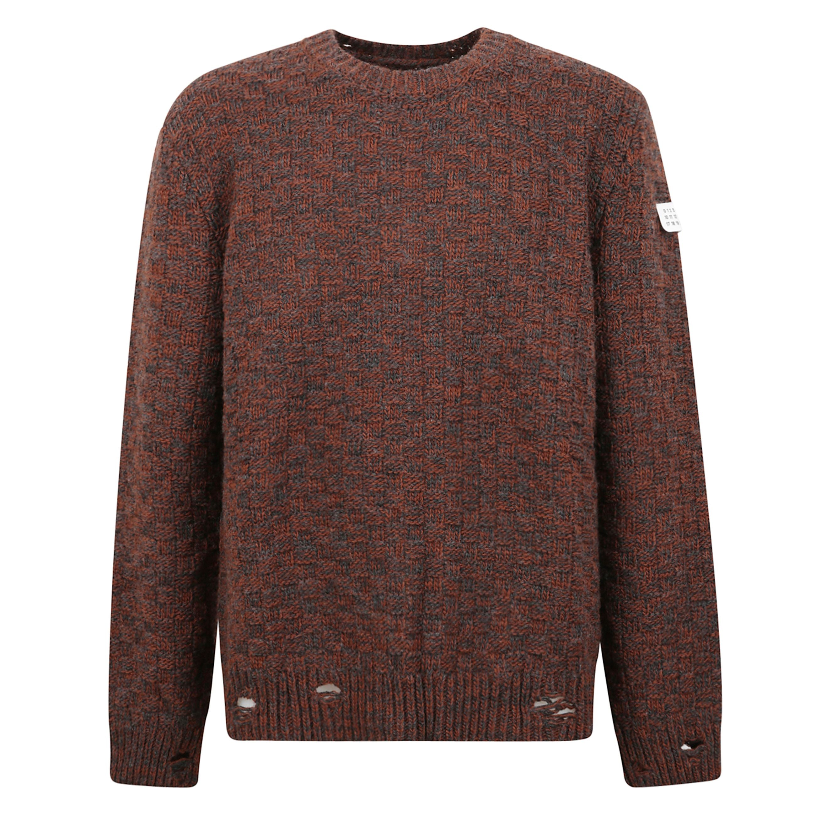 Maglione a maniche lunghe con girocollo rotondo classico. taglio ampio e spalle abbassate. orlo e polsini elasticizzati con abrasioni decorative.