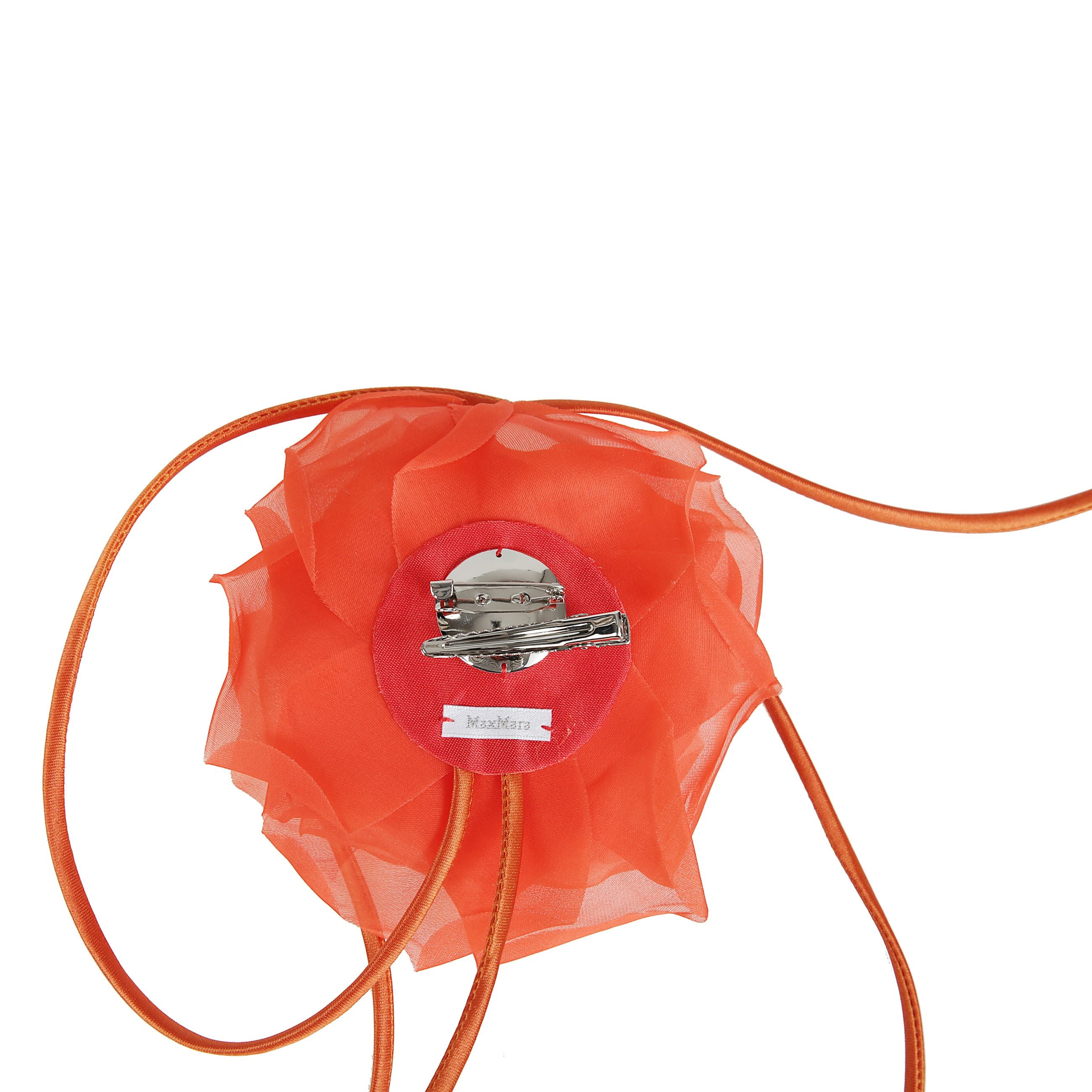 Spilla a fiore realizzata con petali in pura seta. rifinita con lacci lunghi, per indossarla anche in vita. chiusura in metallo.