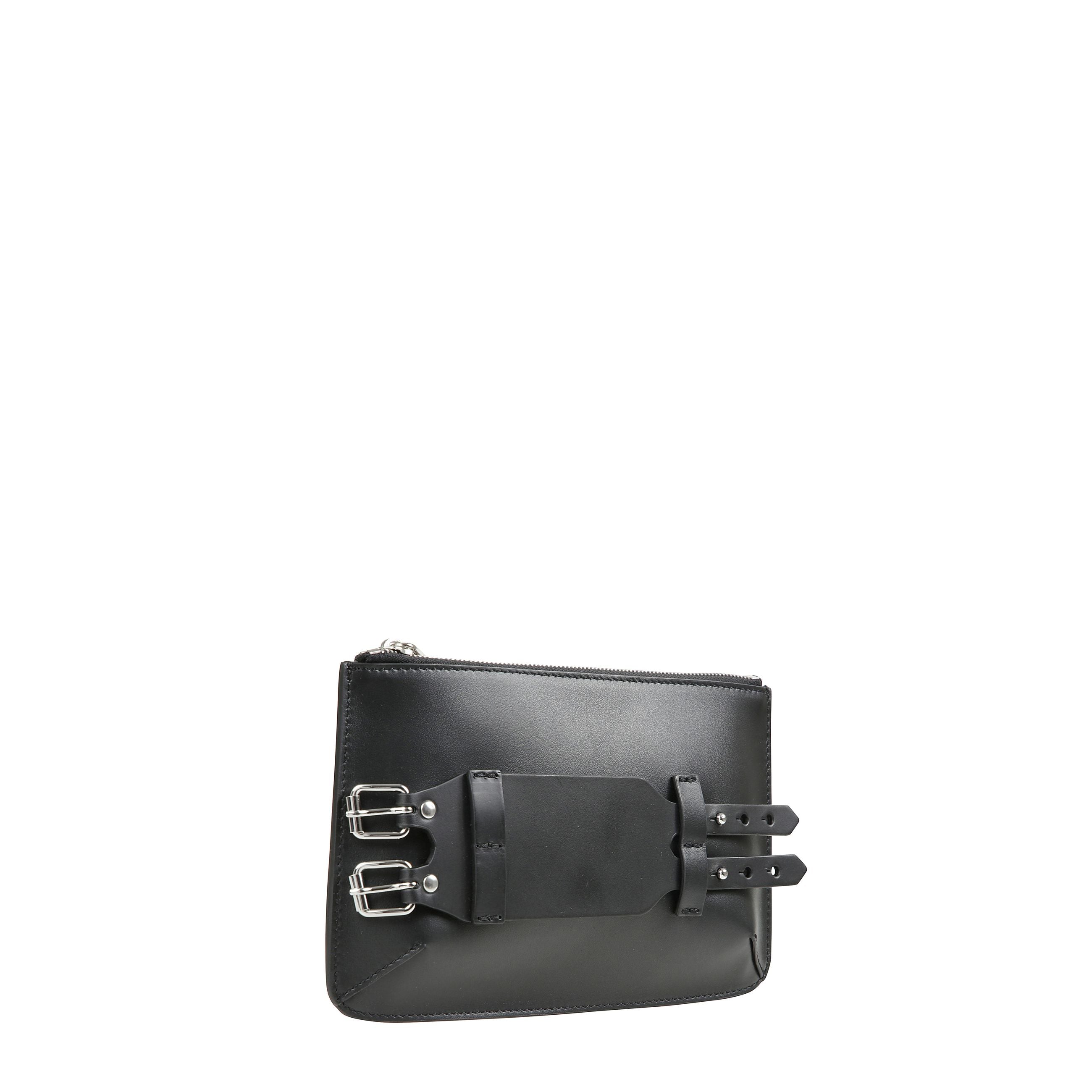 Clutch bracelet in vera pelle, chiusura superiore con zip, dettaglio con fibbia decorativa e caratteristico logo con singolo punto di cucitura