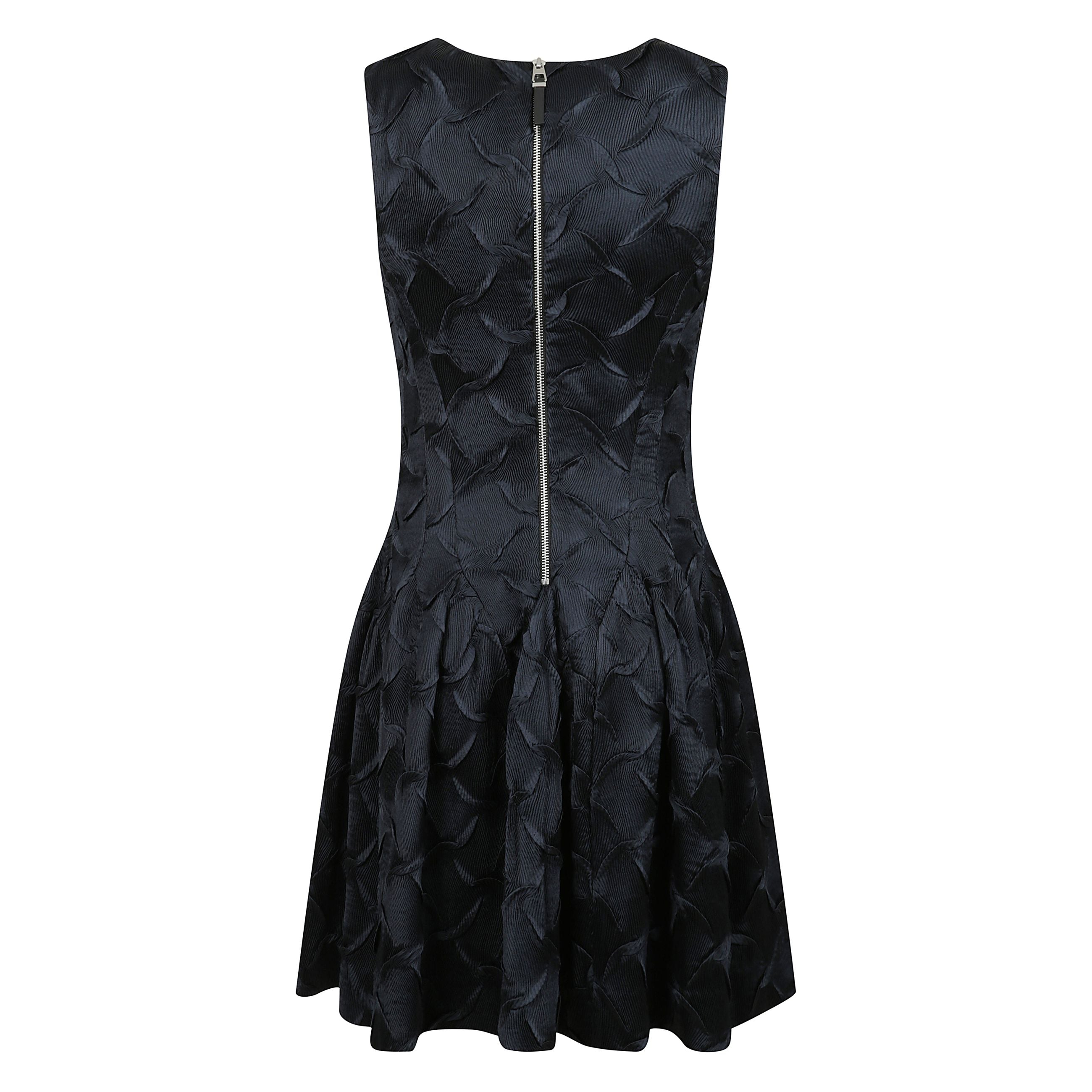 Abito corto sabine con chiusura posteriore con zip, tasche a soffietto ai lati, fodera integrale e scollo a u