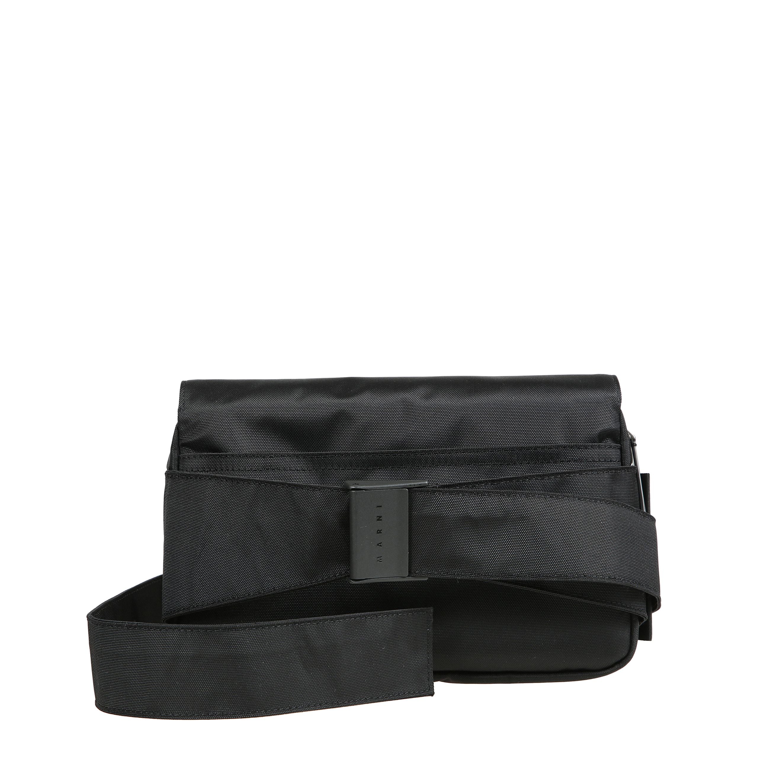 Marsupio cityscape, impermeabile e molto resistente. patta frontale con chiusura magnetica in metallo satinato e scritta marni incisa. tasca piatta esterna sul retro. cintura regolabile e scomparto centrale chiuso con zip. maxi etichetta laterale con logo