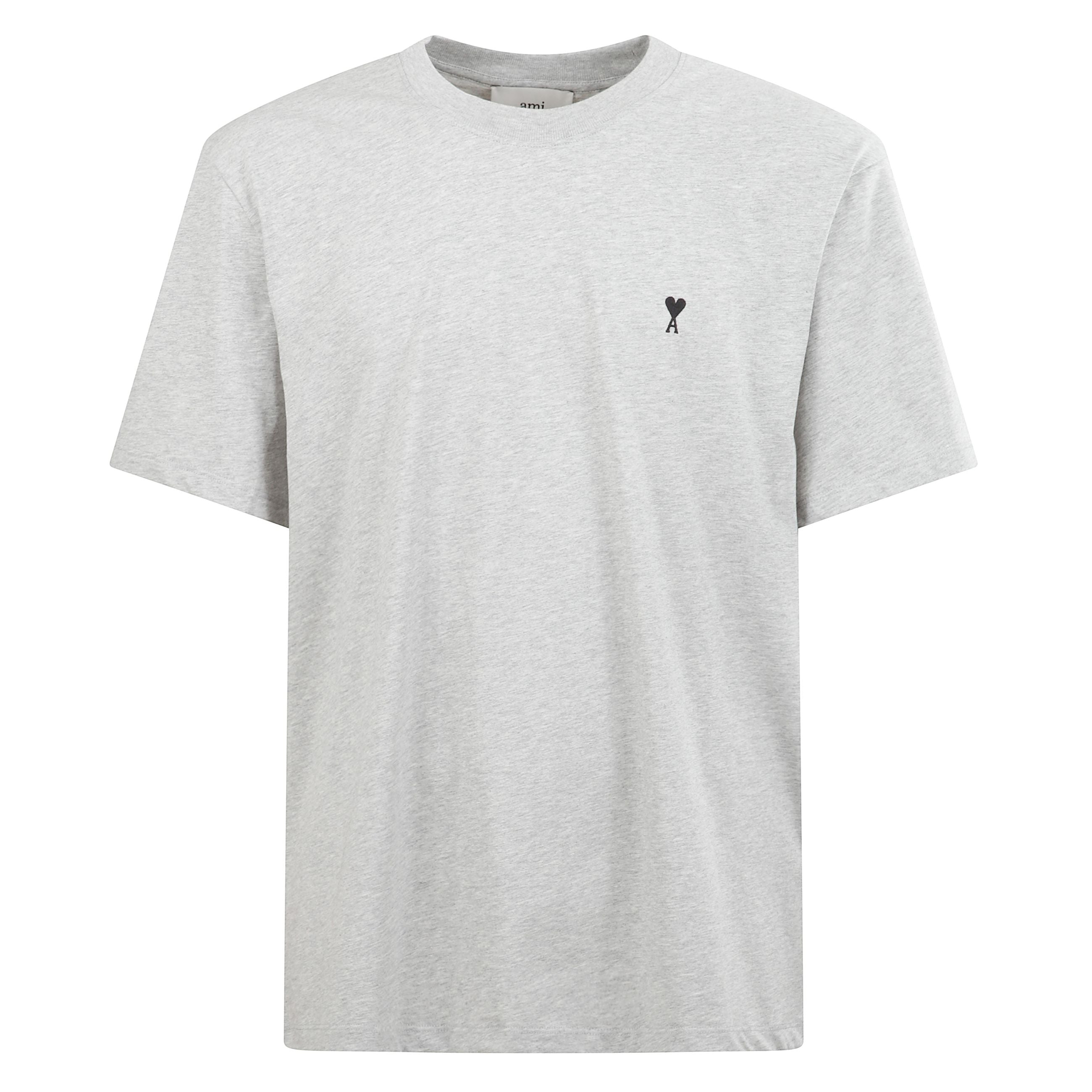 T-shirt in morbido cotone con estetica minimal e raffinata. silhouette classica con girocollo a costine e maniche corte, per un fit essenziale e versatile. ad impreziosire il design, il logo del brand ricamato a contrasto sul petto.