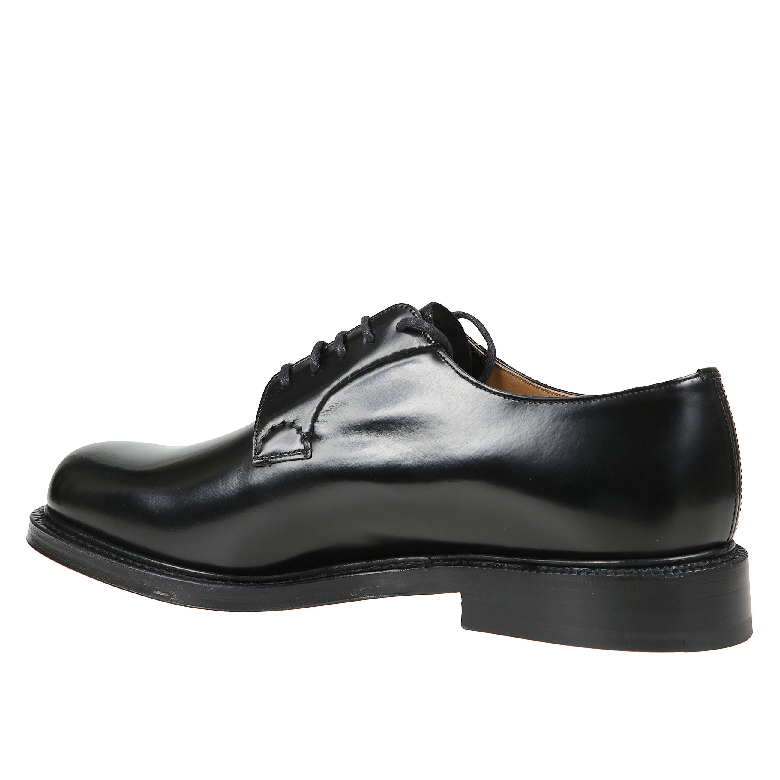 Derby blucher stringata in pelle di vitello spazzolato  con cuciture a mano sul sottocchiello, linguetta nappa a soffietto, lacci in pelle e fodera interna