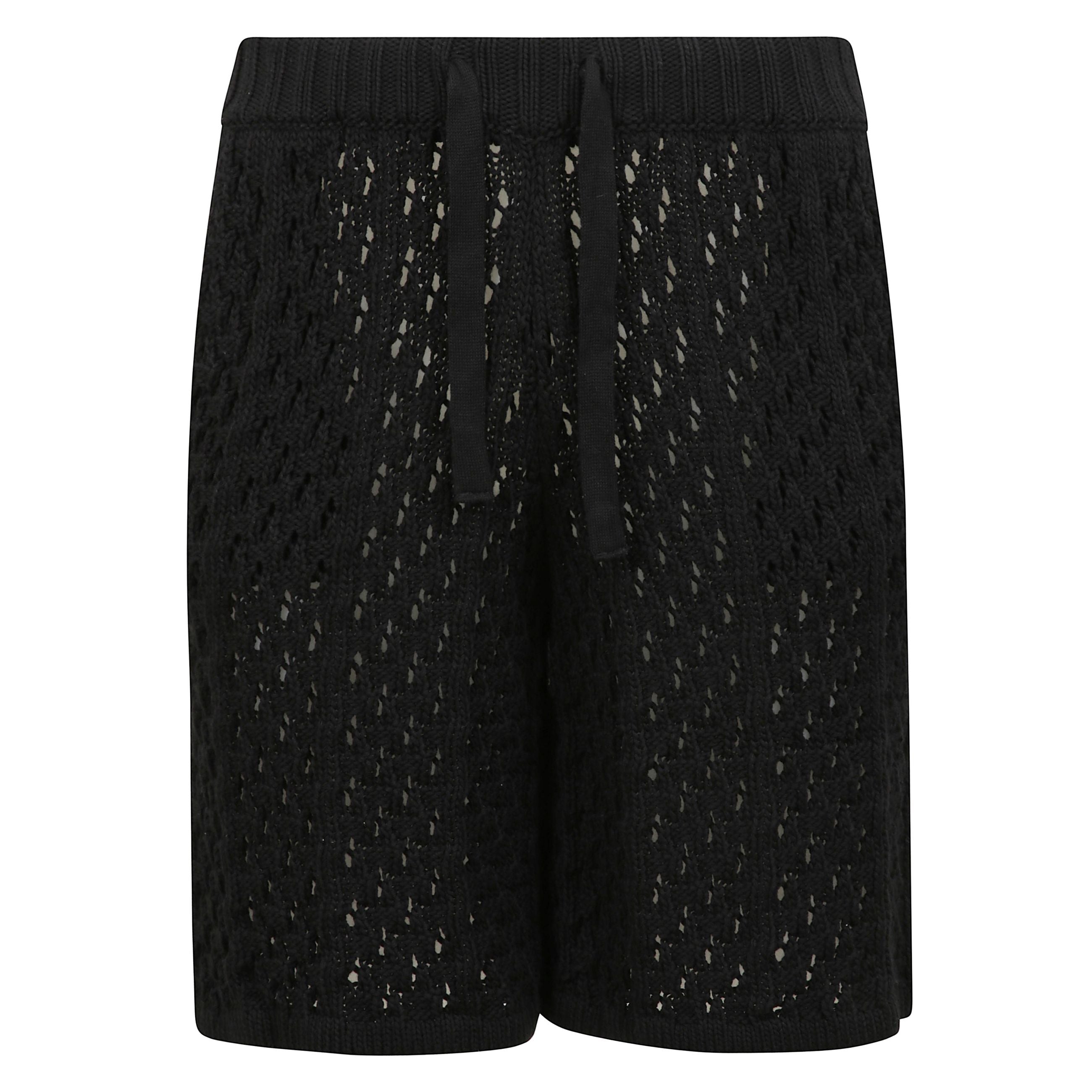 Shorts crochet in filato di cotone presenta una vita a coste con coulisse regolabile.