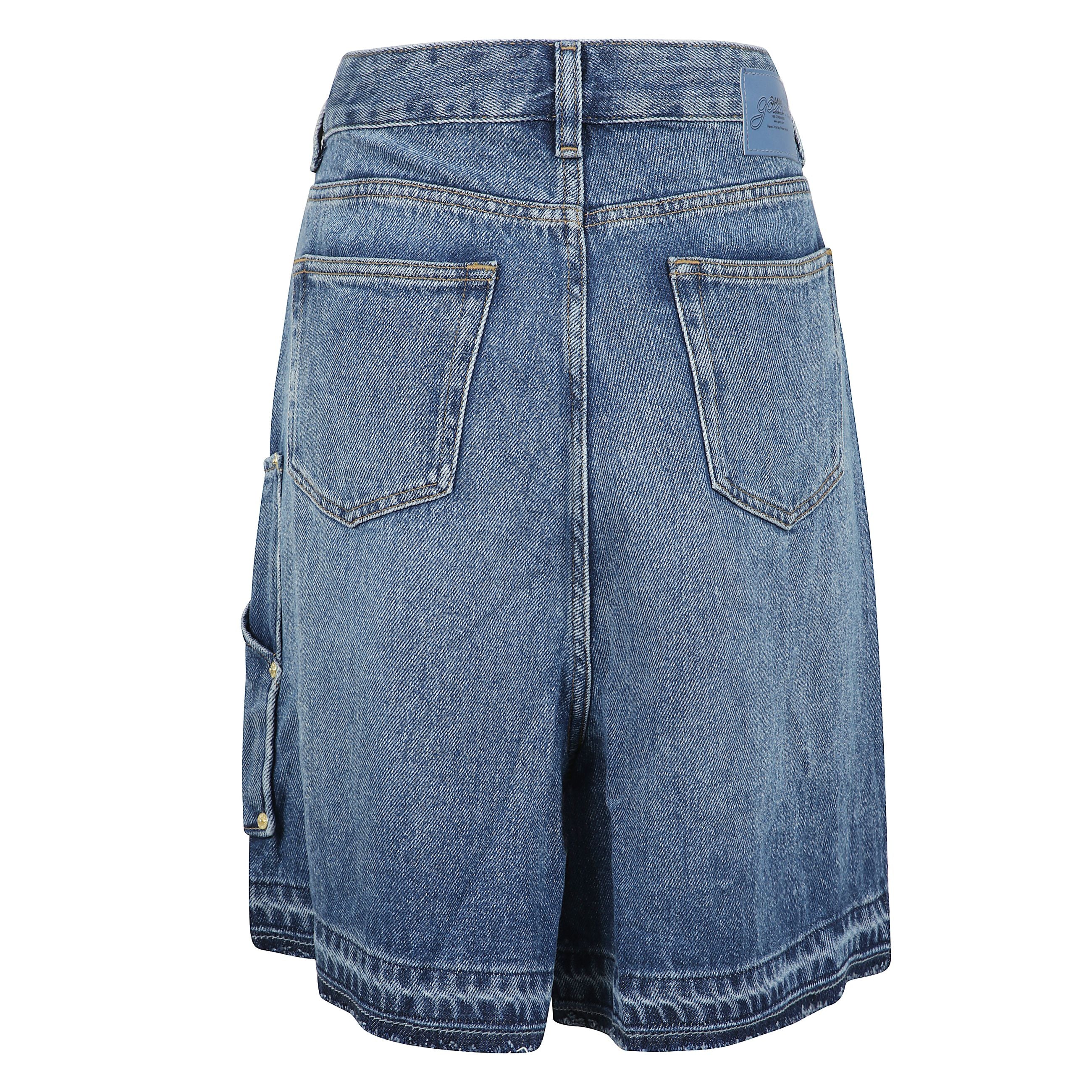 Questi pantaloncini in denim sono dotati di chiusura con zip e bottone, 5 tasche e una tasca cargo laterale.