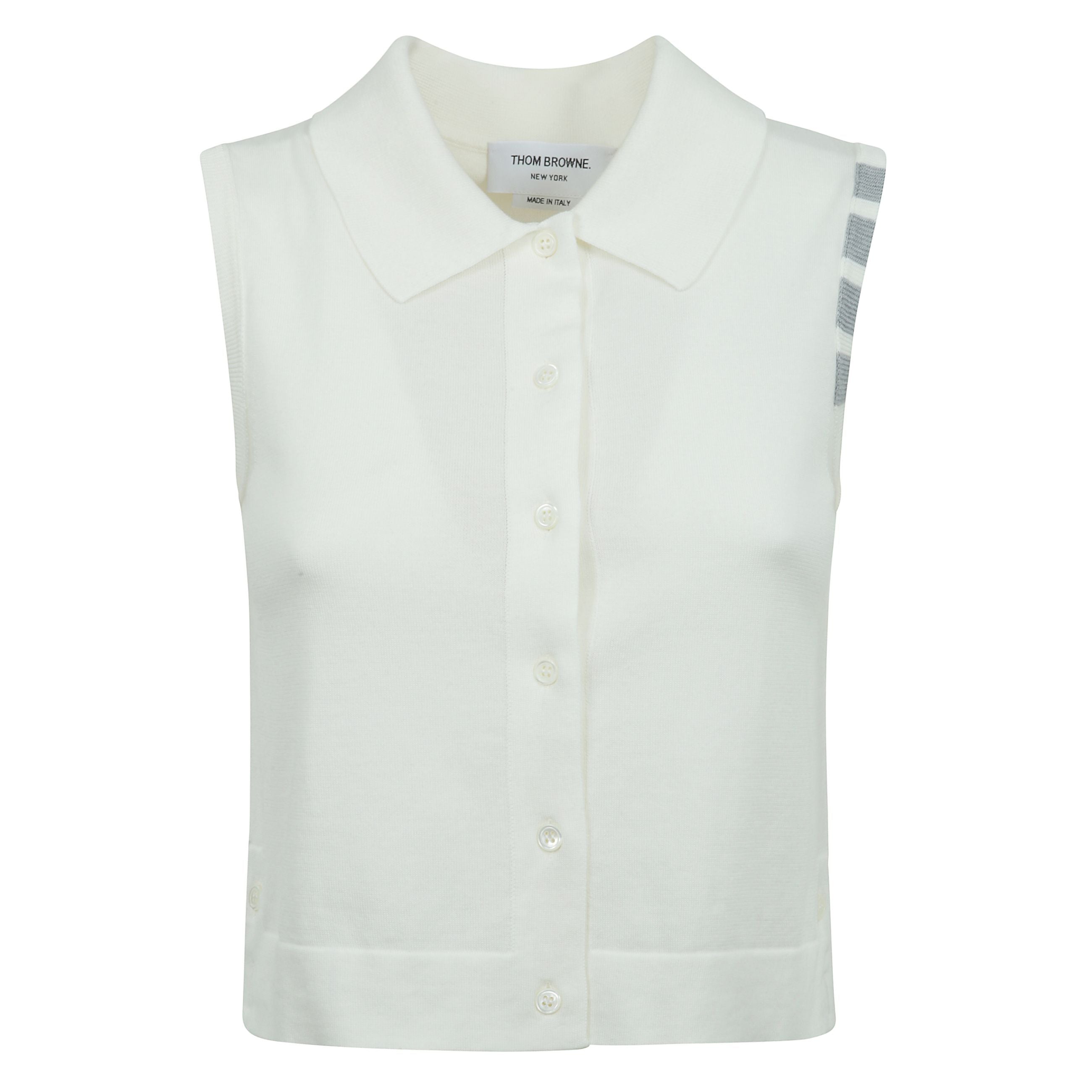 Una silhouette che ha resistito alla prova del tempo, questo maglione di lusso Ã¨ ornato con emblemi di firma thom browne in tutto e su misura alla perfezione. spalmalo su una delle nostre magliette esclusive nelle fresche giornate primaverili.