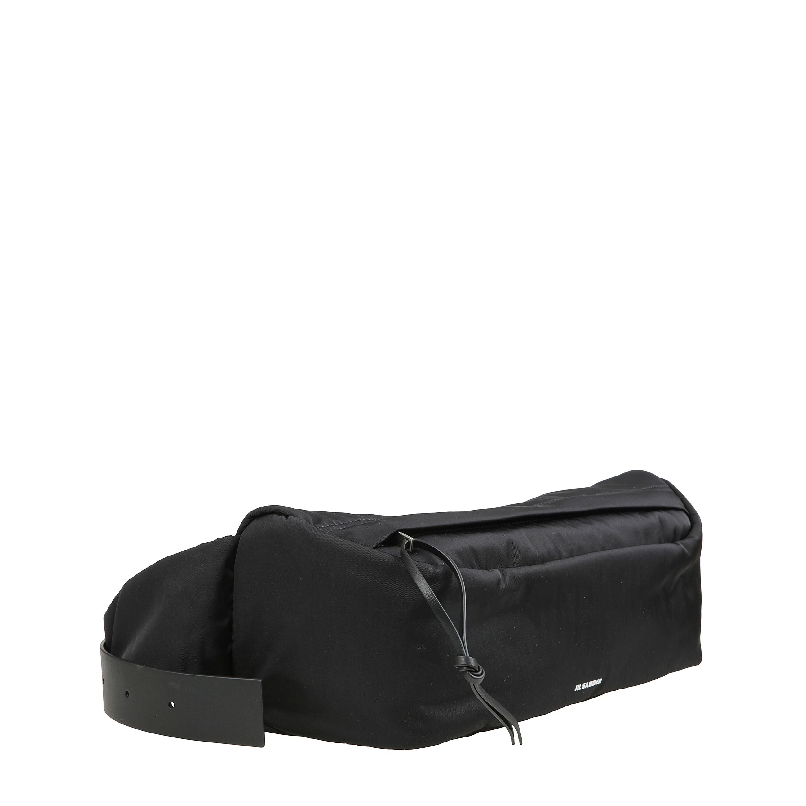 Marsupio con tracolla in pelle e fibbia e tasca frontale esterna.