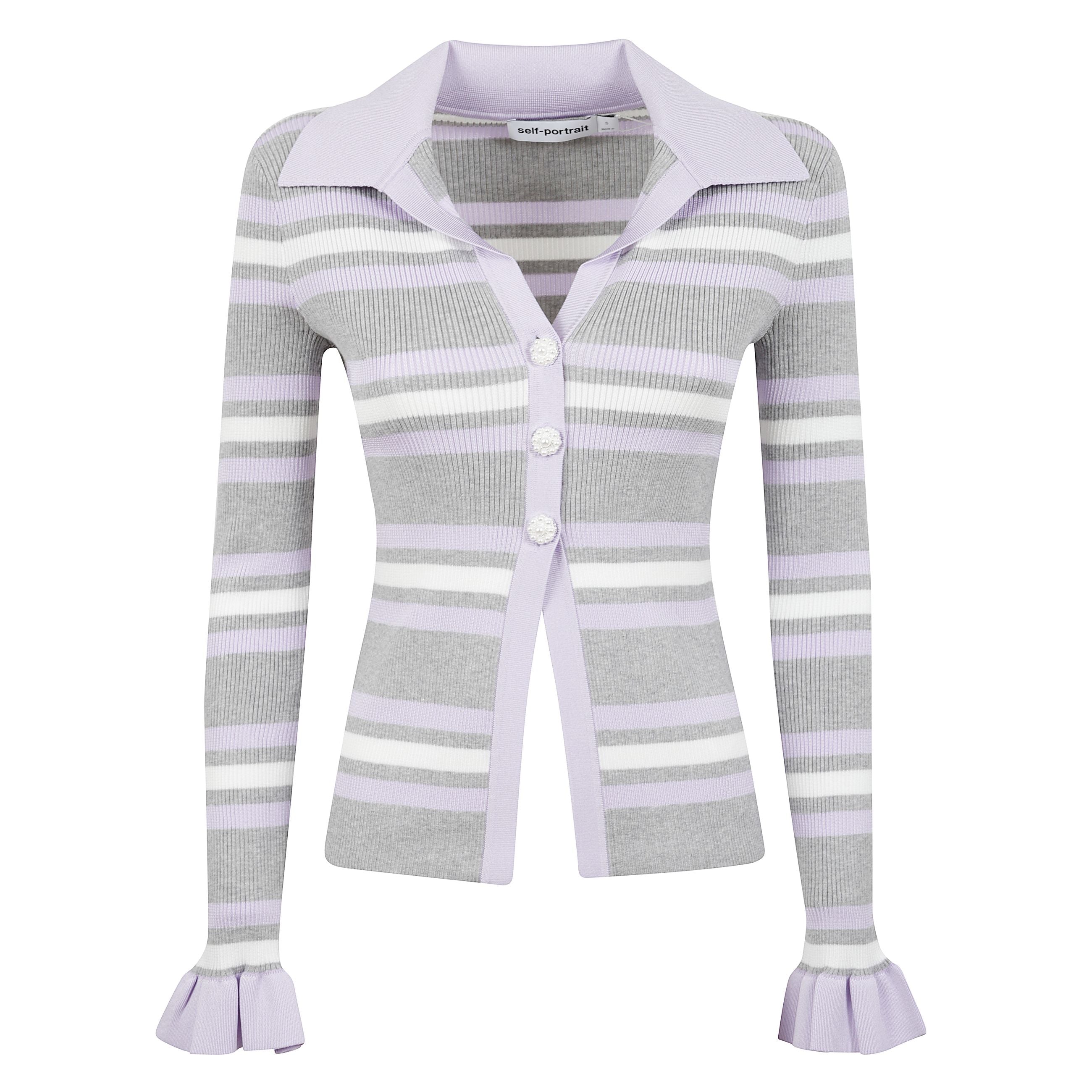 Cardigan con colletto a punta e maniche lunghe con decorazioni terminali svasate. colletto a v e chiusura con tre bottoni frontali. decorazione con motivo a righe orrizzontali in colorazione lilla, grigio e bianco.