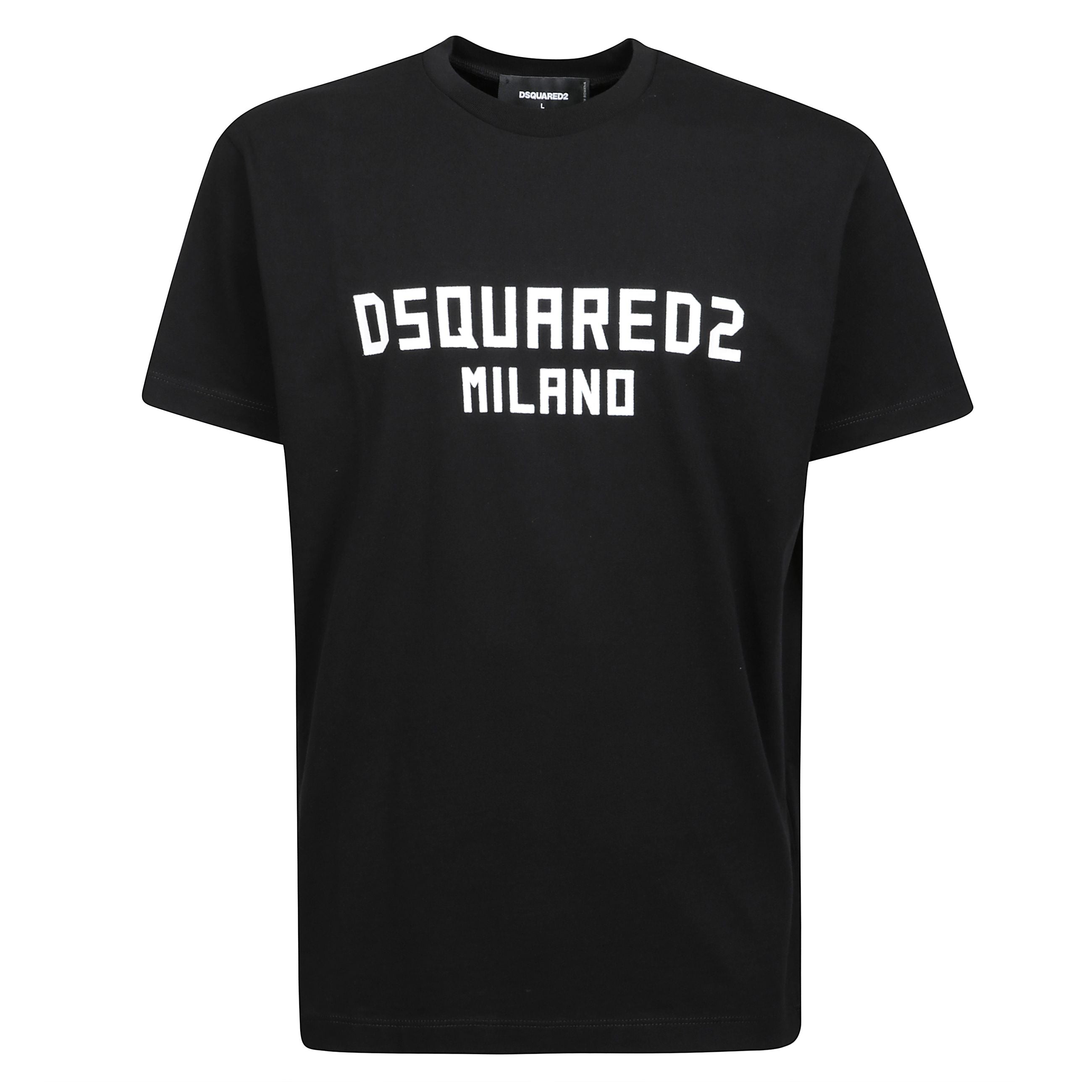 La maglietta di dsquared2 Ã¨ un capo d'abbigliamento iconico che unisce eleganza e comfort. realizzata in pregiato cotone, questa t-shirt dalla vestibilitÃ  regolare si distingue per il suo design minimalista, con il logo dsq2 stampato sul davanti in una 