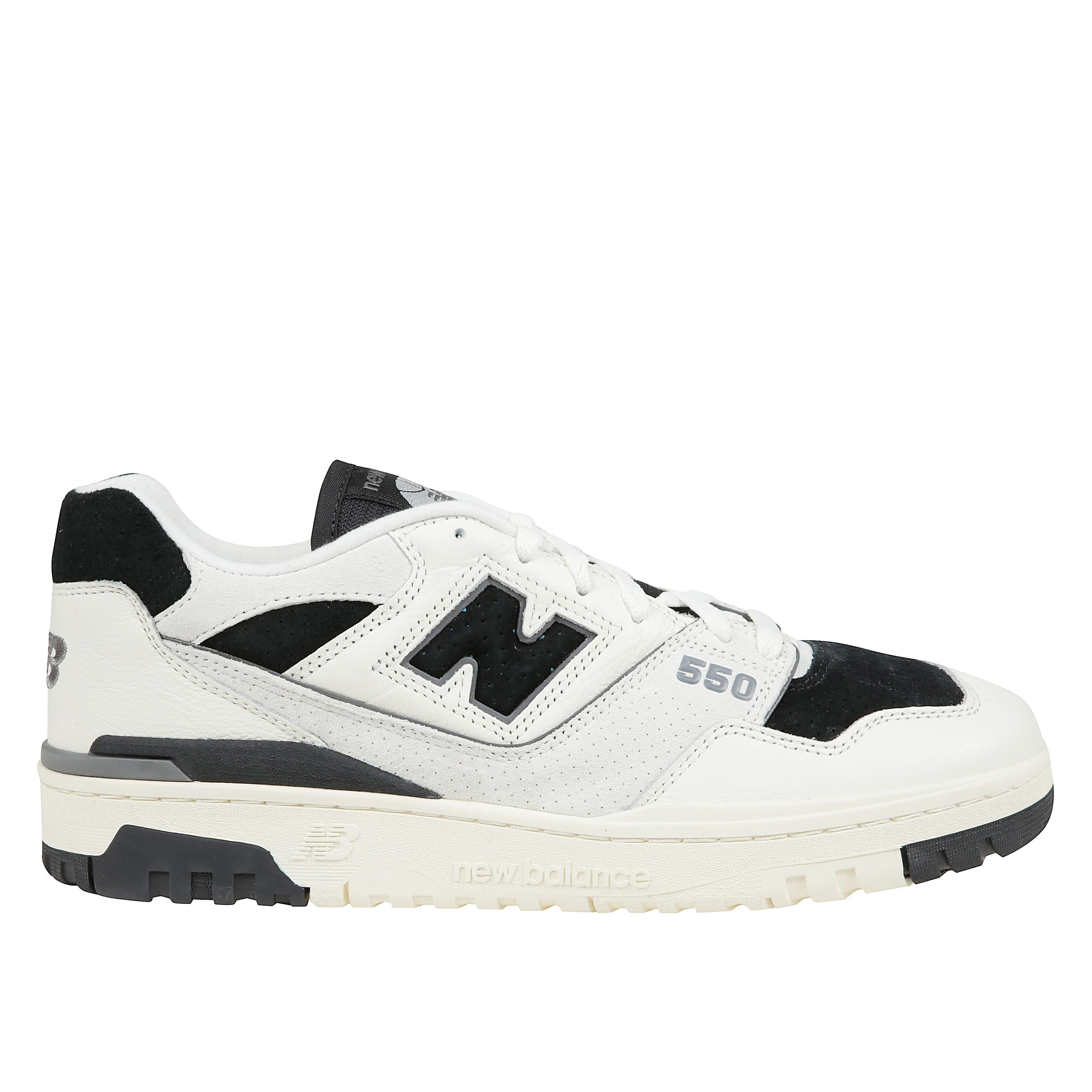 Sneakers realizzate in pelle naturale e camoscio e soletta in tessuto