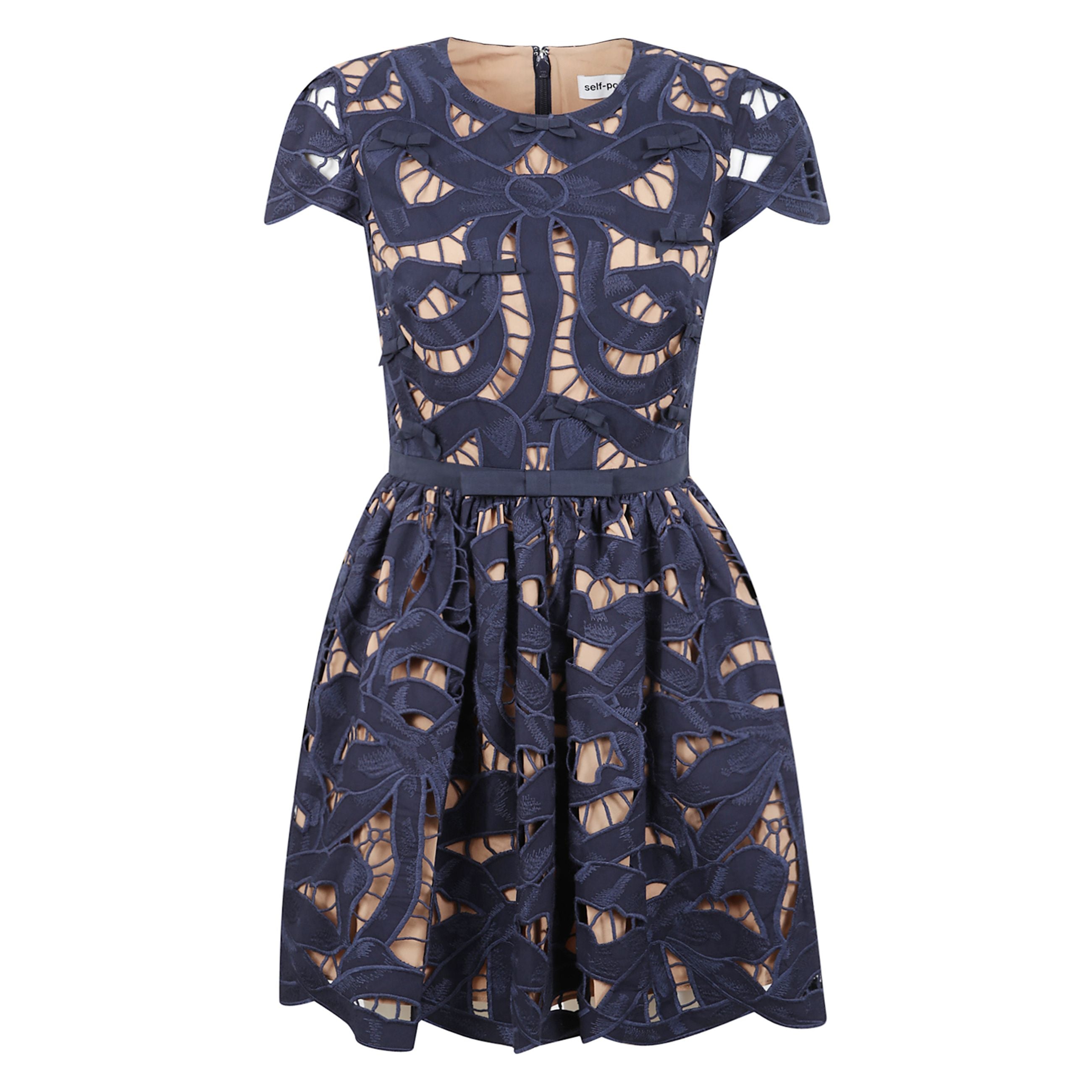 Abito corto dal taglio classico, con corpetto aderente e gonna corta e svasata. maniche corte discrete e fodera color carne. design con ricamo tridimensionale dai motivi geometrici e floreali. chiusura con piccola zip nera sul retro.