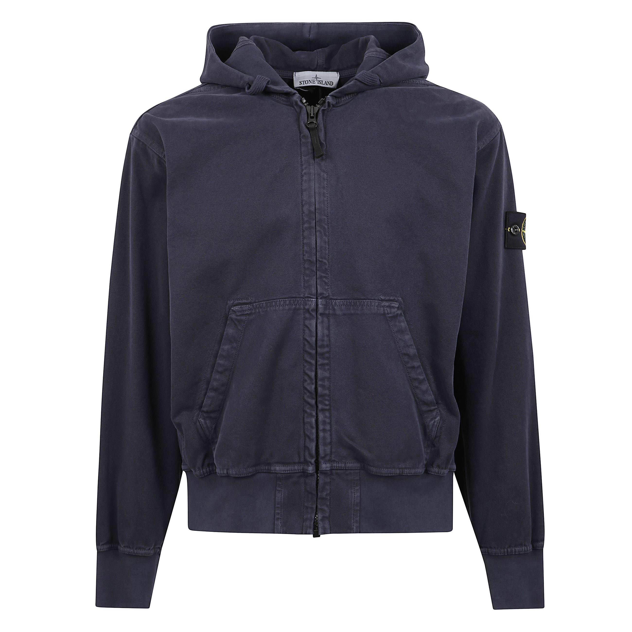 Felpa a maniche lunghe con cappuccio in cotone. chiusura frontale con zip e tasche a marsupio. polsini e fondo elasticizzati a costine. etichetta con logo iconico stone island sulla manica.