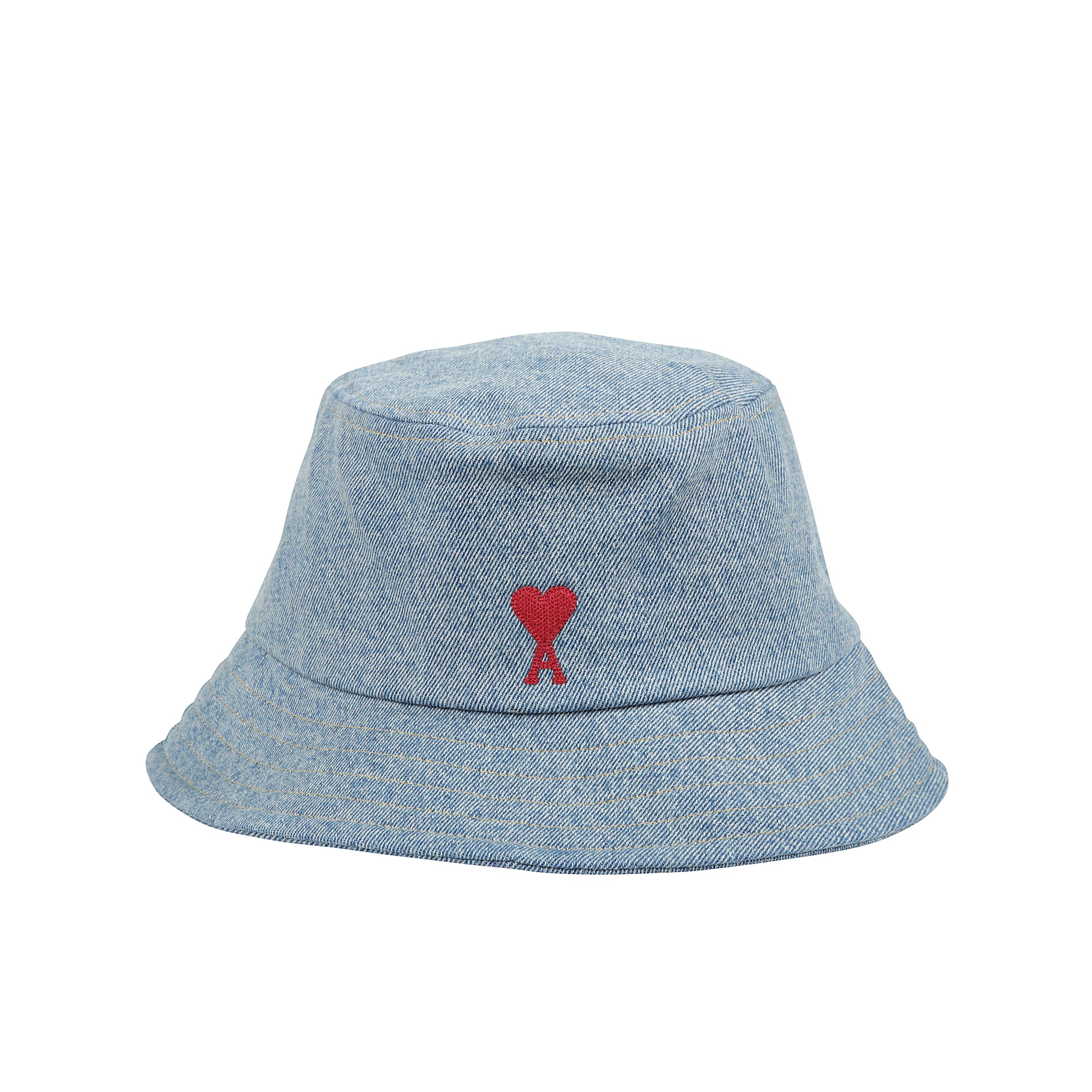 Bucket hat in gabardine di cotone effetto pesca dal design essenziale e ricercato, questo bucket hat firmato ami paris Ã¨ realizzato in gabardine di cotone con finitura effetto pesca, che dona una texture morbida e vellutata al tatto. completato da una fo