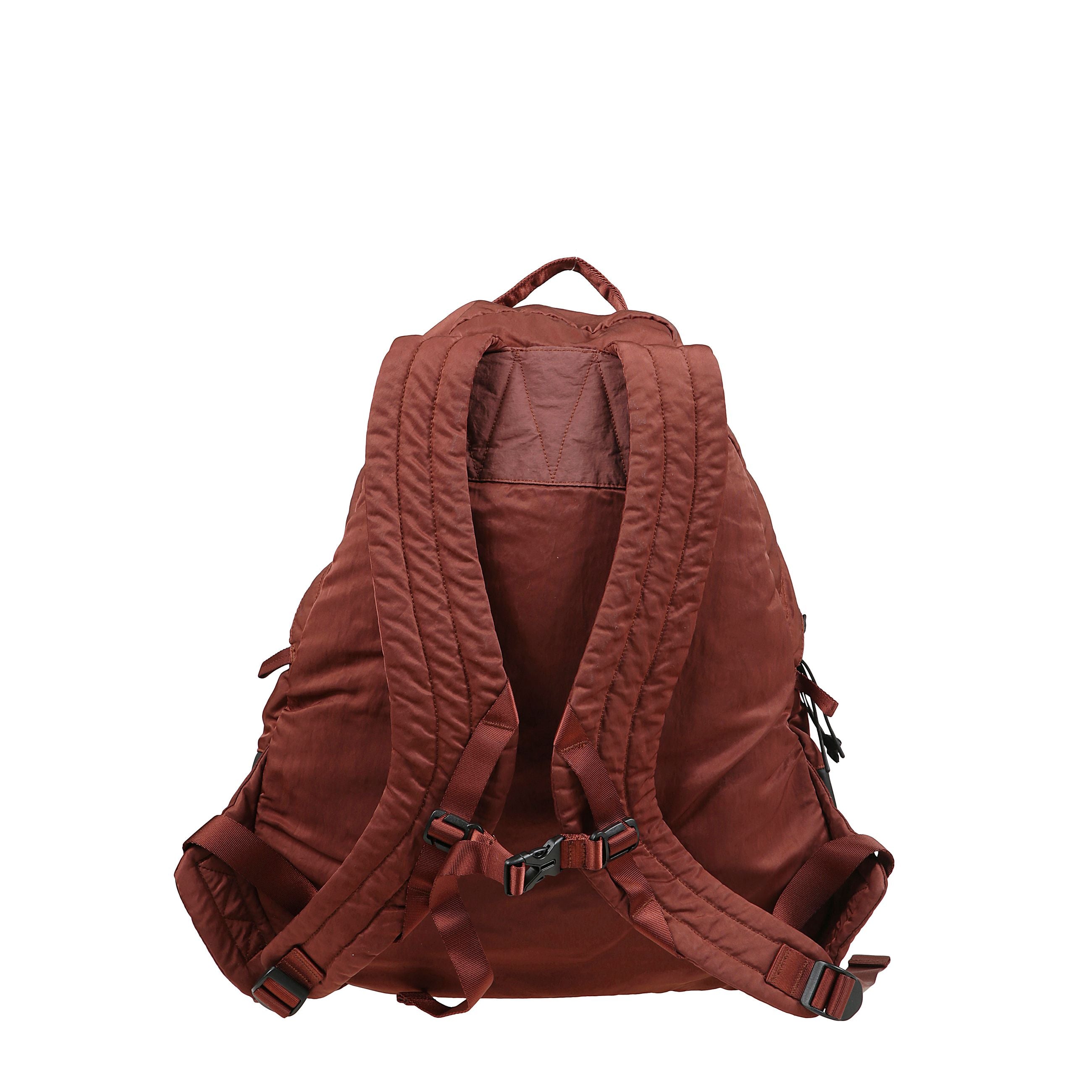 Zaino nylon con chiusura con zip a giro, manico superiore, due spallacci regolabili imbottiti e
tasca interna per laptop