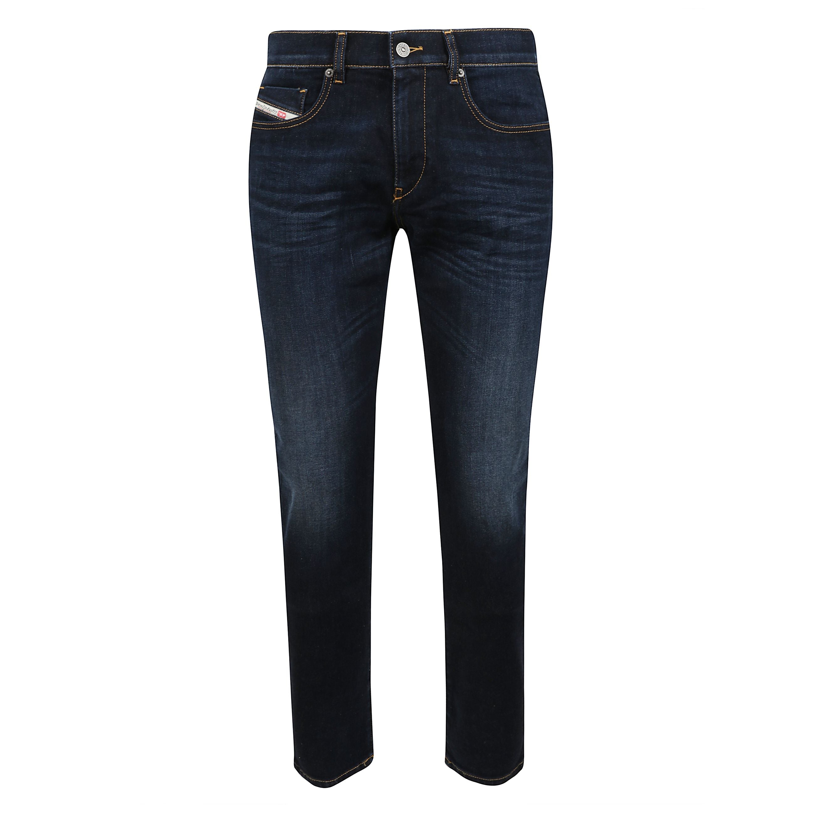 Modello slim dalla costruzione pulita e dettagli essenziali, completato da chiusura zip. caratterizzato da una silhouette comoda e versatile.
questo lavaggio blu scuro in denim stretch Ã¨ lavato in italia e caratterizzato da effetti used e dirty. i whiske