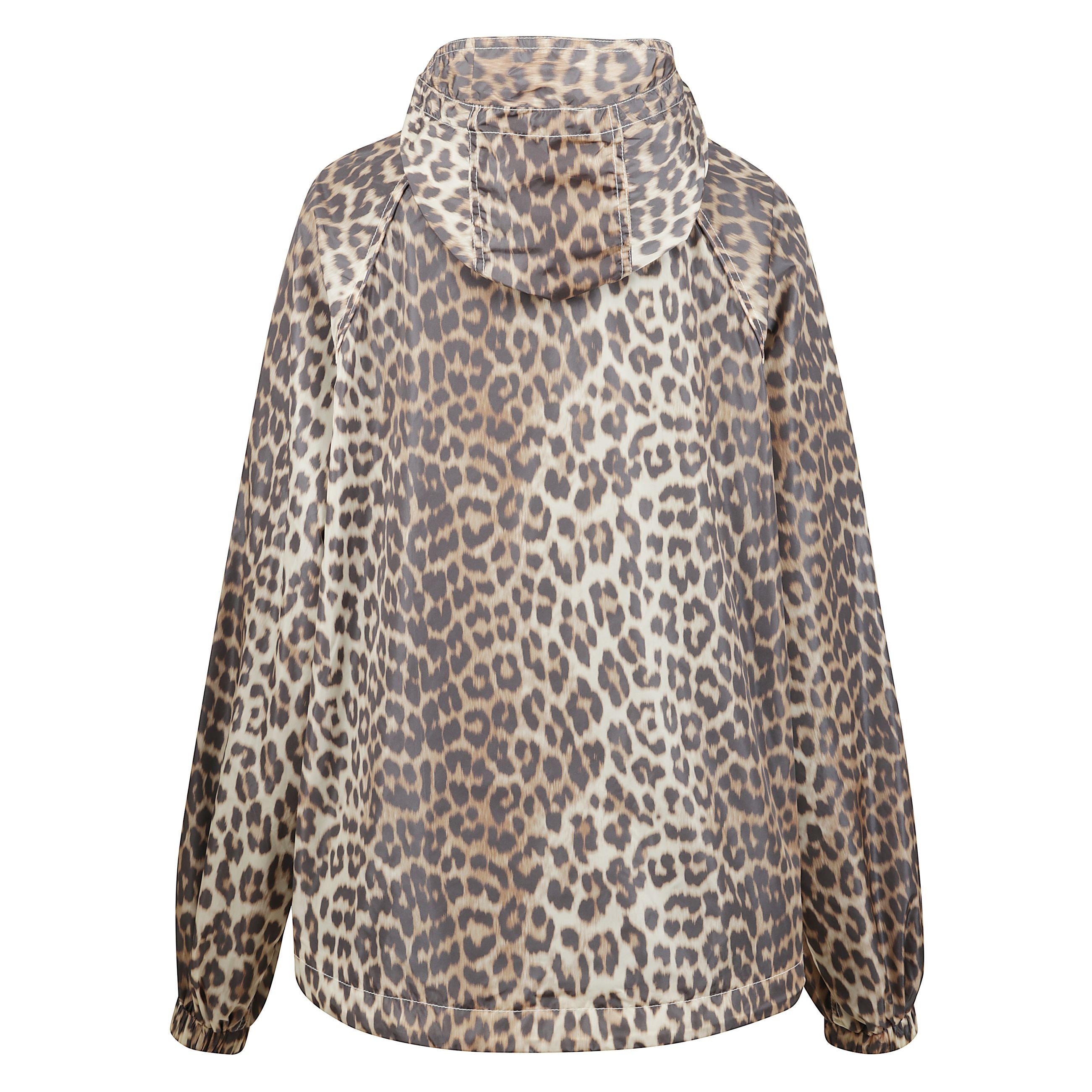 Giacca a vento a maniche lunghe con stampa leopardata. cappuccio con collo alto. patch in silicone con logo ganni sul petto. chiusura frontale con cerniera nascosta e due tasche frontali oblique. coulisse sul fondo per regolare la vestibilitÃ . polsini el