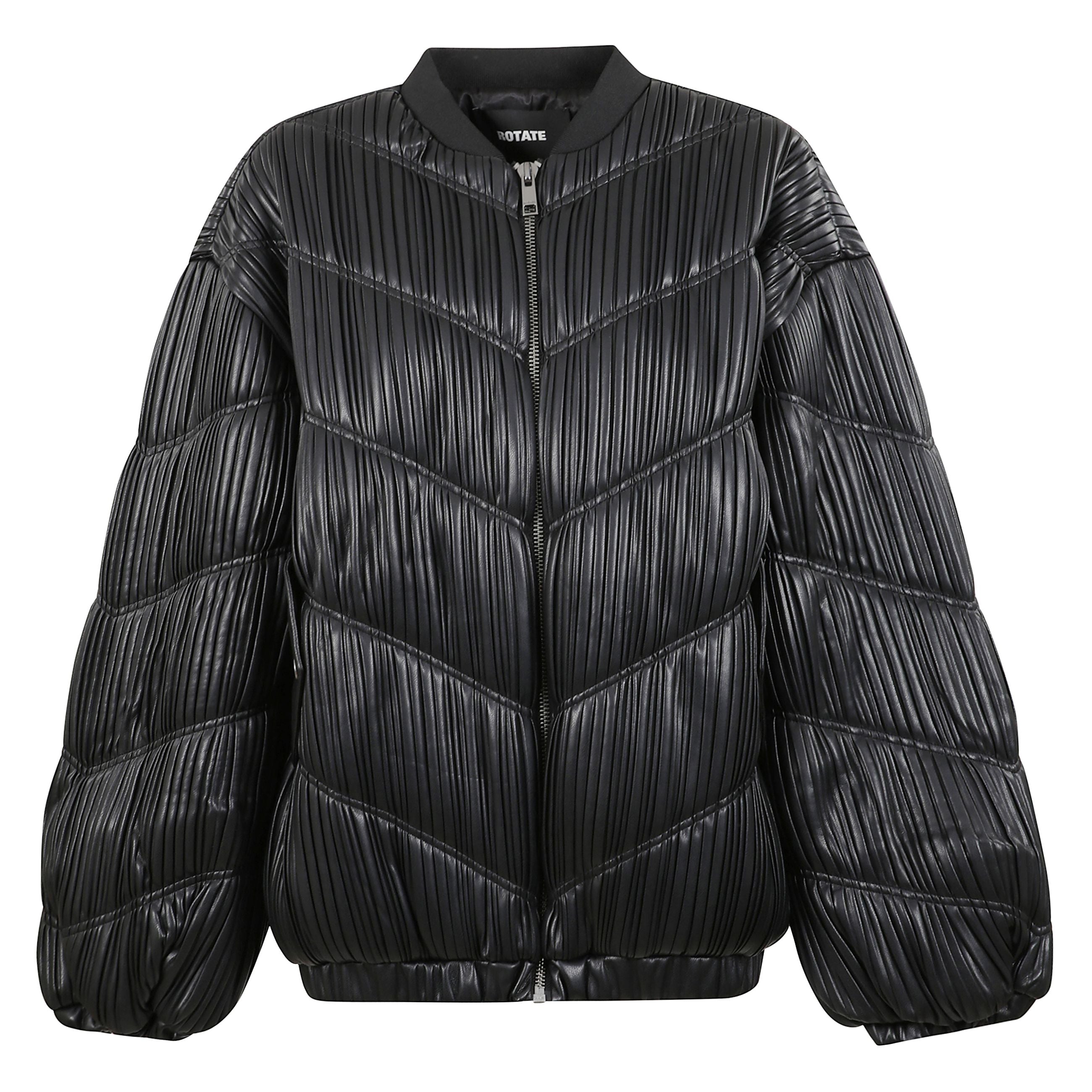 Bomber nero con texture trapuntata e plissettata. silhouette voluminosa e relaxed fit. chiusura frontale con zip, tasche laterali con bottone. polsini e orlo elasticizzati. foderato.