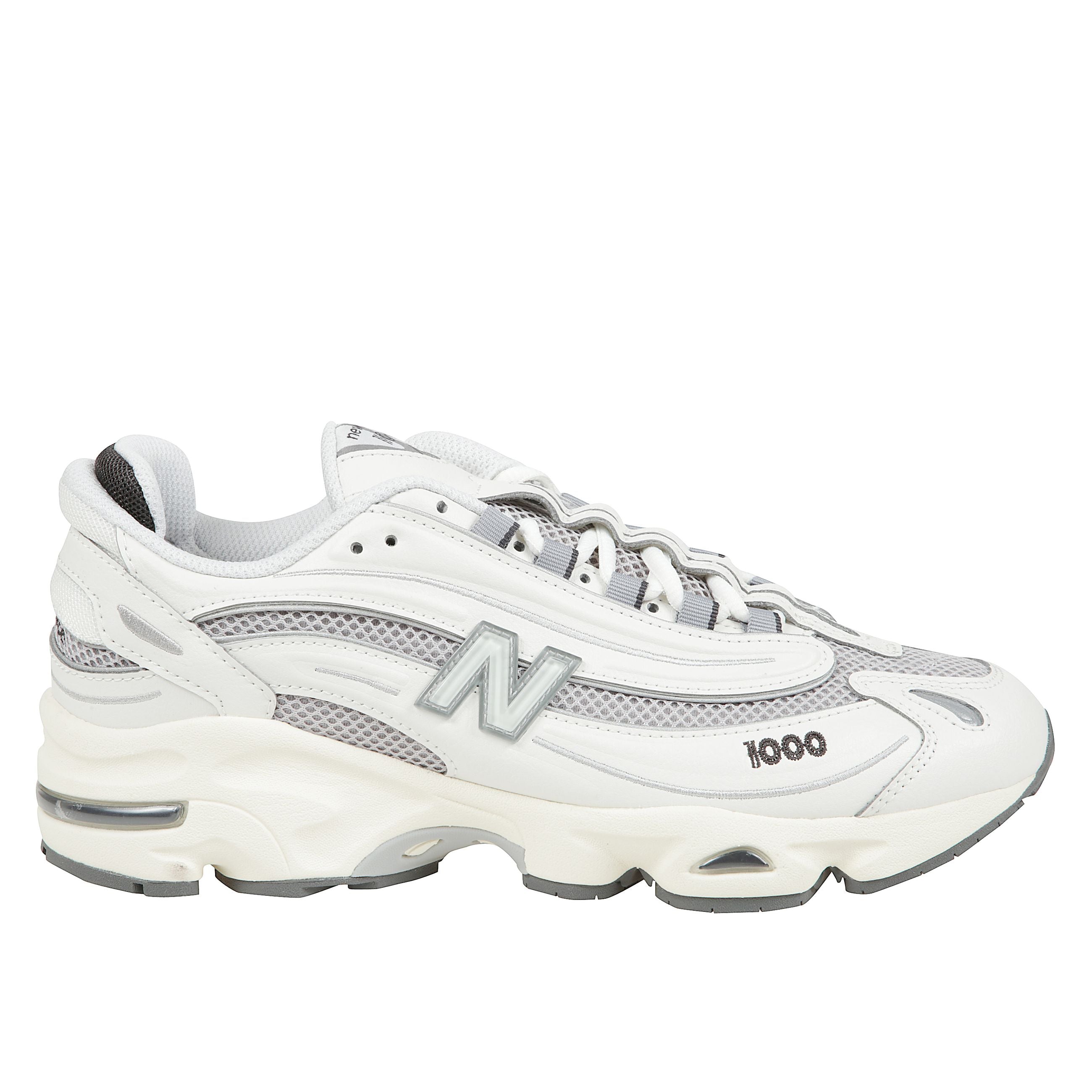 Sneakers realizzate in tessuto e materiale sintetico,  controtallone irrigidito con imbottitura morbida e suola in gomma