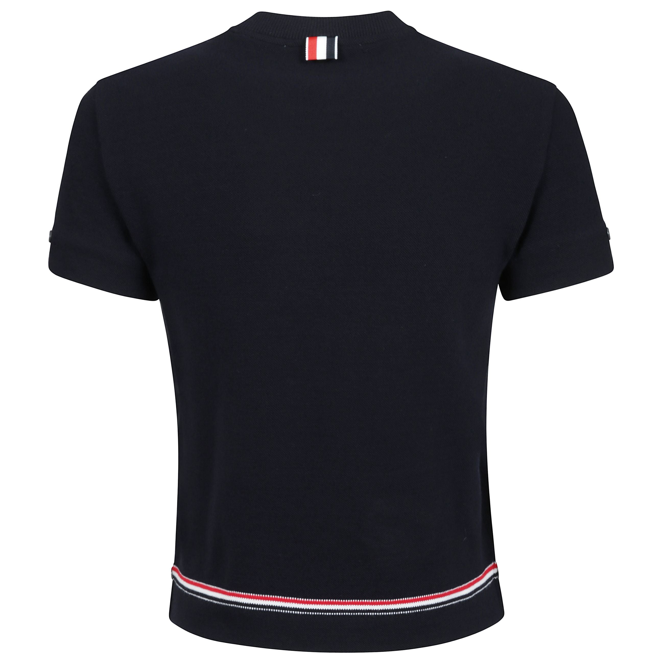 La t-shirt di thom browne presenta un design distintivo e raffinato, caratterizzato da un girocollo a costine che conferisce un tocco elegante e comodo. i due spacchetti laterali con bottoni e i due spacchetti sulle maniche con bottoni aggiungono un eleme
