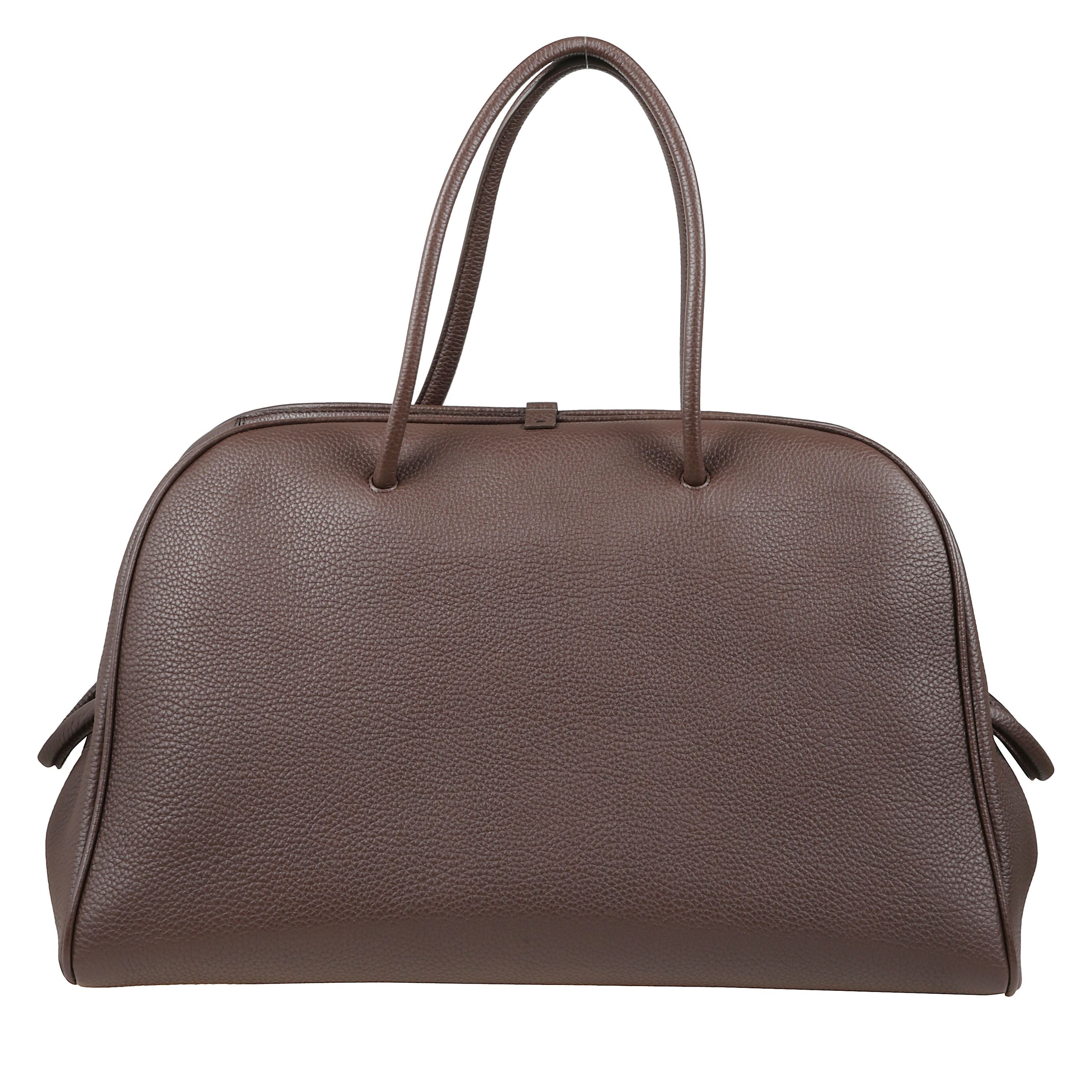 Borsa in pelle martellata. doppi manici superiori. chiusura con zip nascosta. due piccoli passanti decorativi laterali.