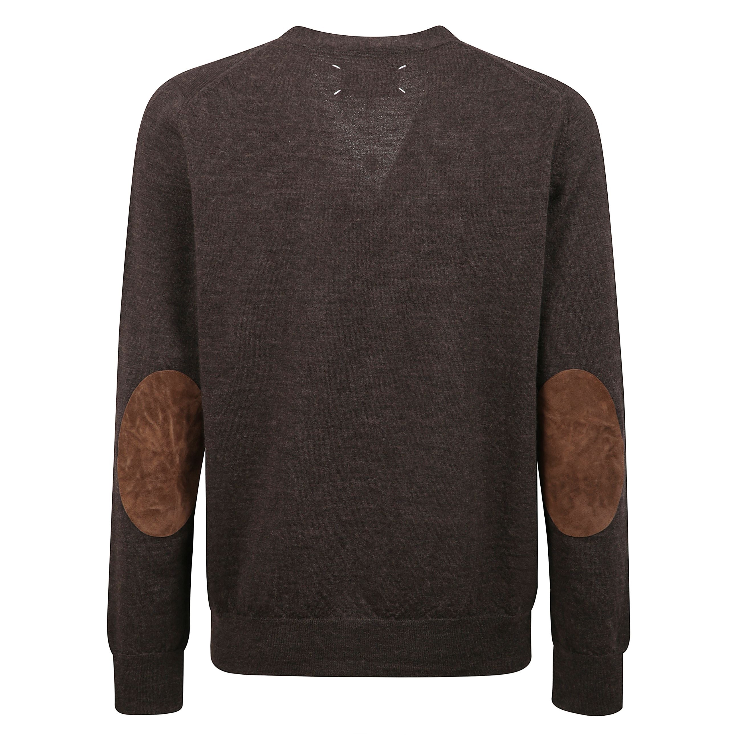 Cardigan in lana con scollo a v. chiusura frontale con bottoni tono su tono. maniche lunghe con toppe applicate sui gomiti. icona four stitches del brand maison margiela sul retro.