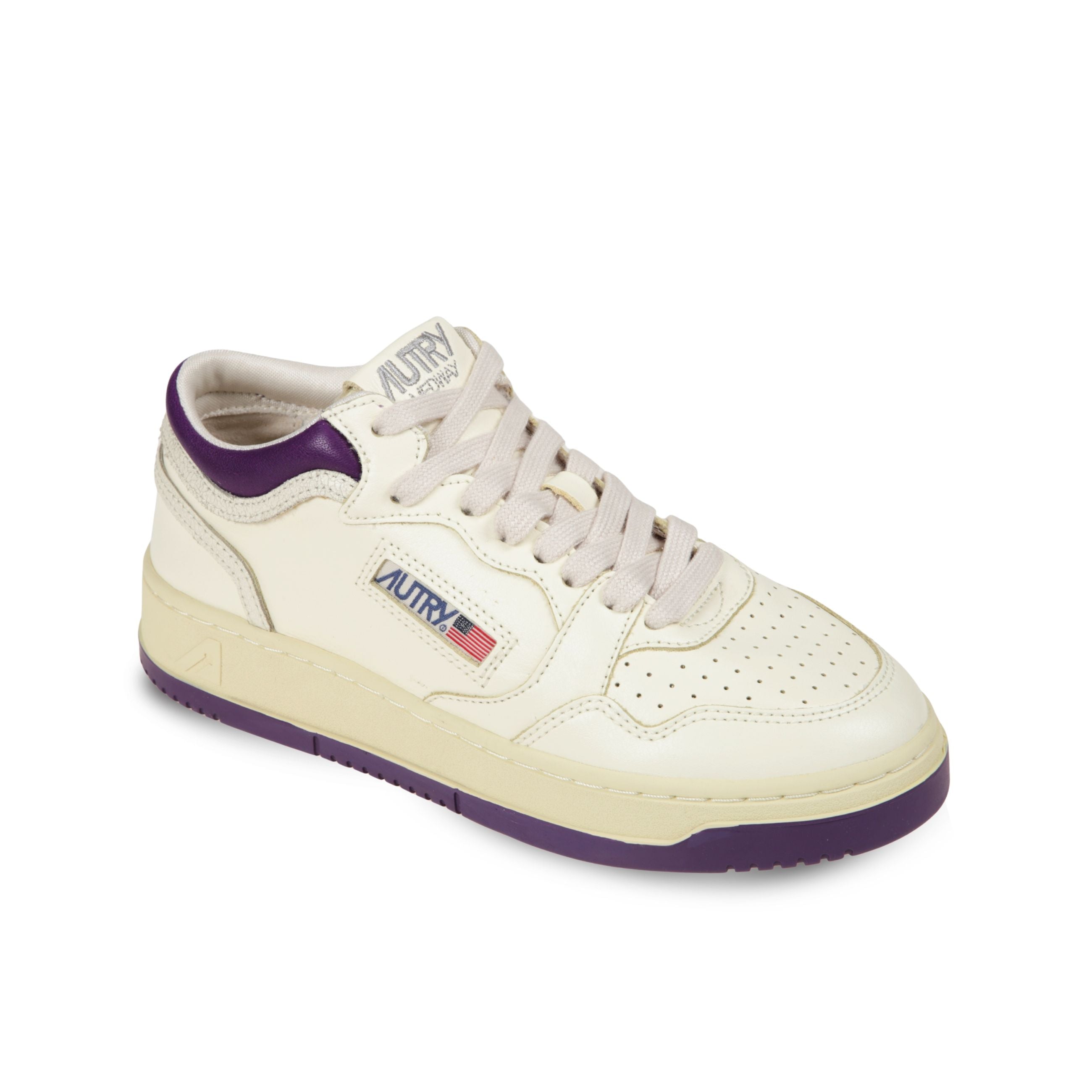 Sneakers autry med-way. modello in pelle con microfori sul davanti ed inserti in pelle a contrasto su suola e talloncino.