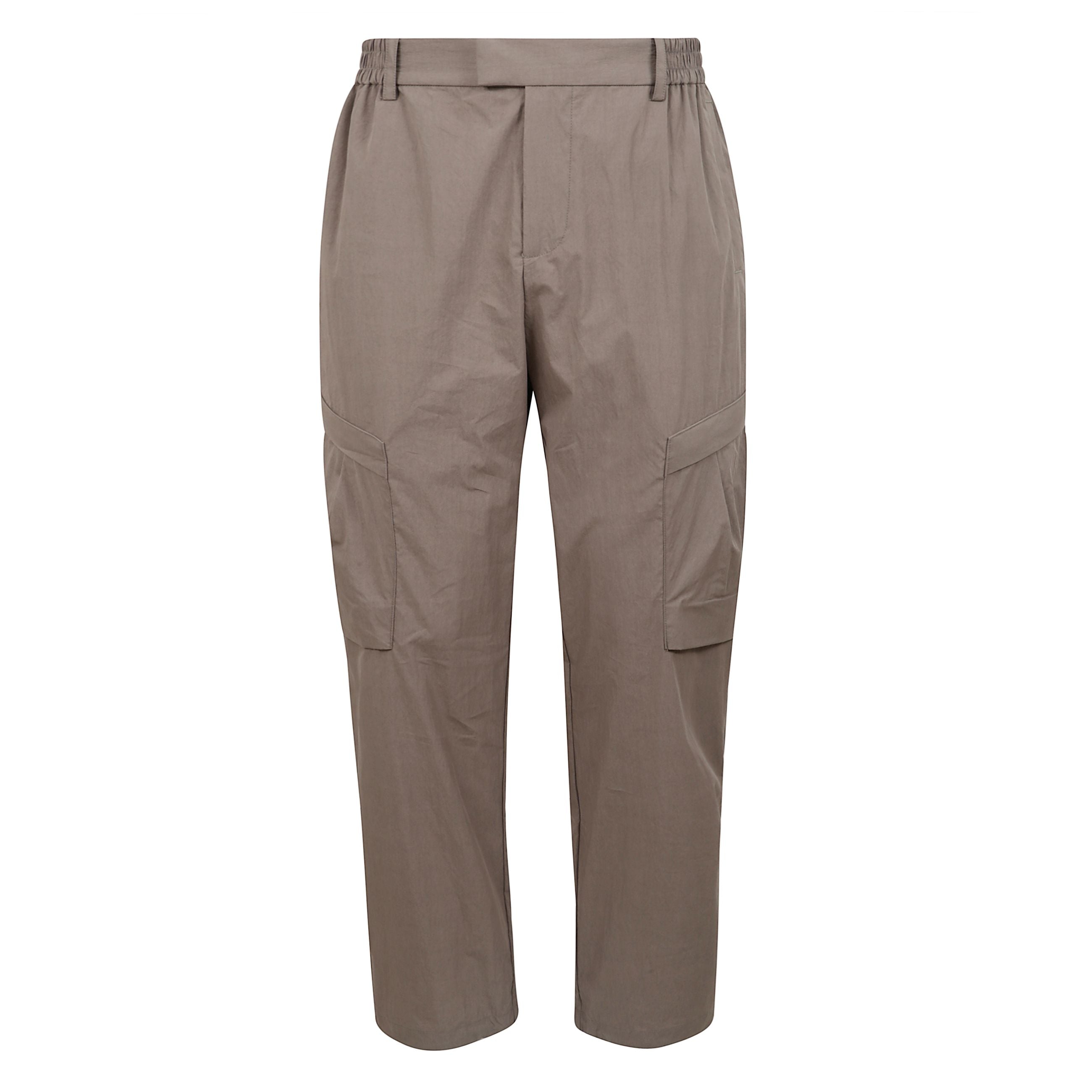 Pantalone represent cargo, in tessuto tecnico, con vita elasticizzata, tasche laterali, tasche posteriori a filetto.