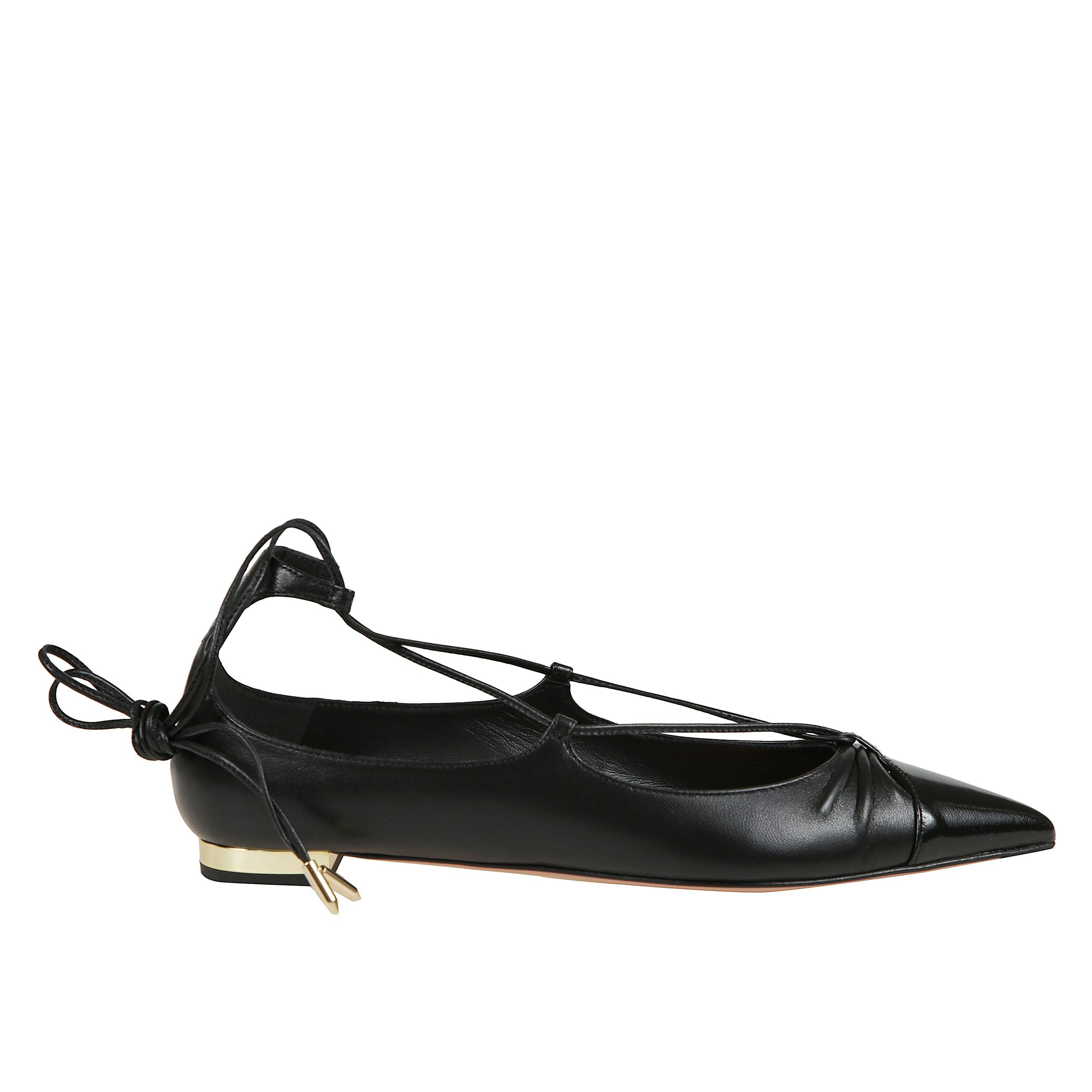 Ballerine gabi di aquazzura realizzati in morbida pelle, caratterizzati da legami incrociati che abbracciano la caviglia e un tacco in contrasto color oro.